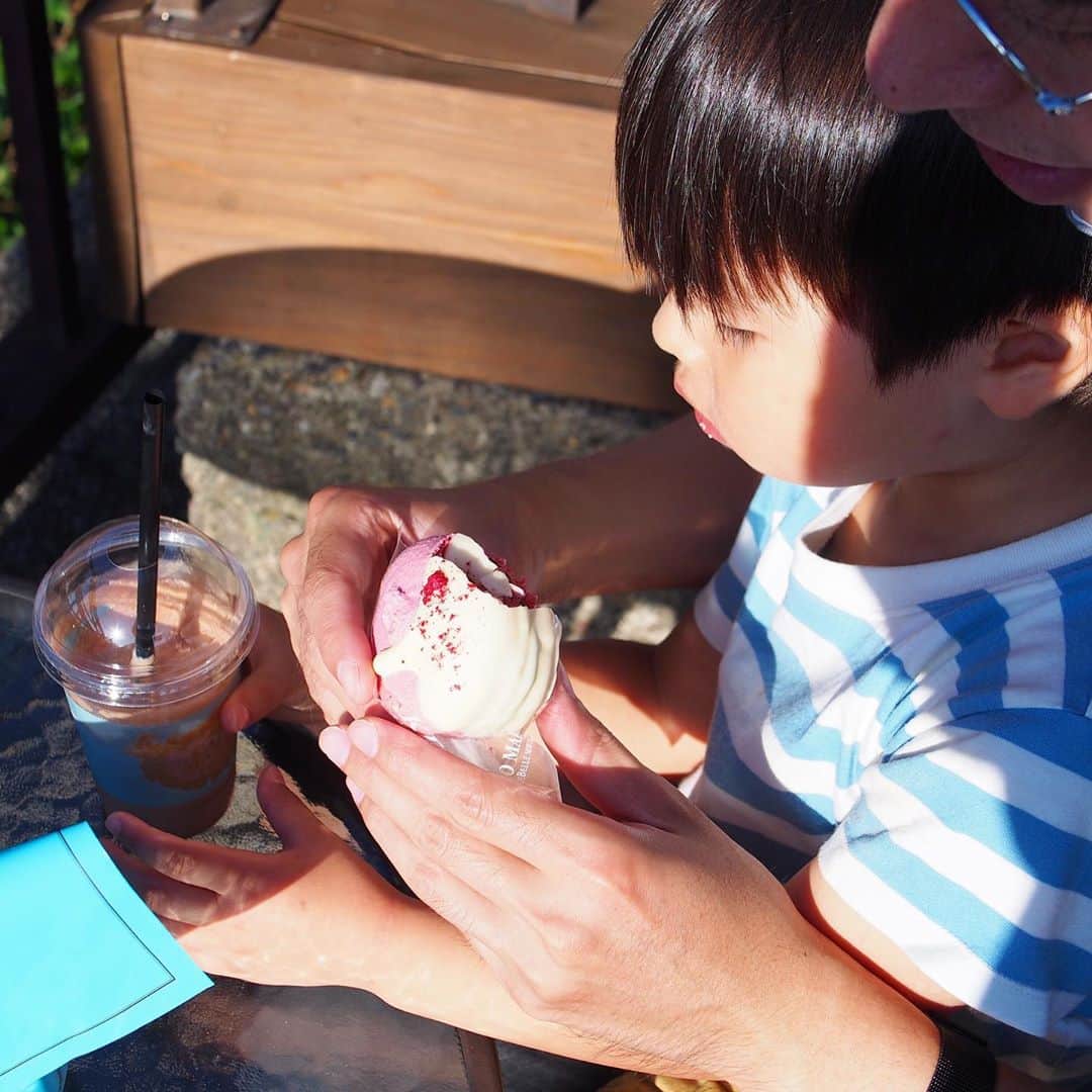 木村涼子さんのインスタグラム写真 - (木村涼子Instagram)「2020.9.21 昨日は日常品の買い物に。 途中寄ったマリベルで チョコレートドリンクと 息子が食べたいと言ったベリーピロー  それにしても京都はどこもすごい人出でびっくりした！ つい先週までひっそりしてたのに。 コロナ以前と同じかそれ以上に感じた。  腕時計は　@loborjapan さん 普段使いにもフォーマルなシーンでも使えそうな NEW YORK HOUSTON MESH を選ばせていただきました。  クーポンコード(kimurhe)をお使いいただくと 10%の割引が適用されます。 ※使用期限来年7月頃まで #ロバー　#時計　#腕時計　#Lobor #手元くら部 #手元倶楽部  #マリベル　#マリベル京都　#チョコレートドリンク　#京都カフェ　#カカオマーケット　#cacao #cacaomarket」9月22日 9時09分 - kimuryou