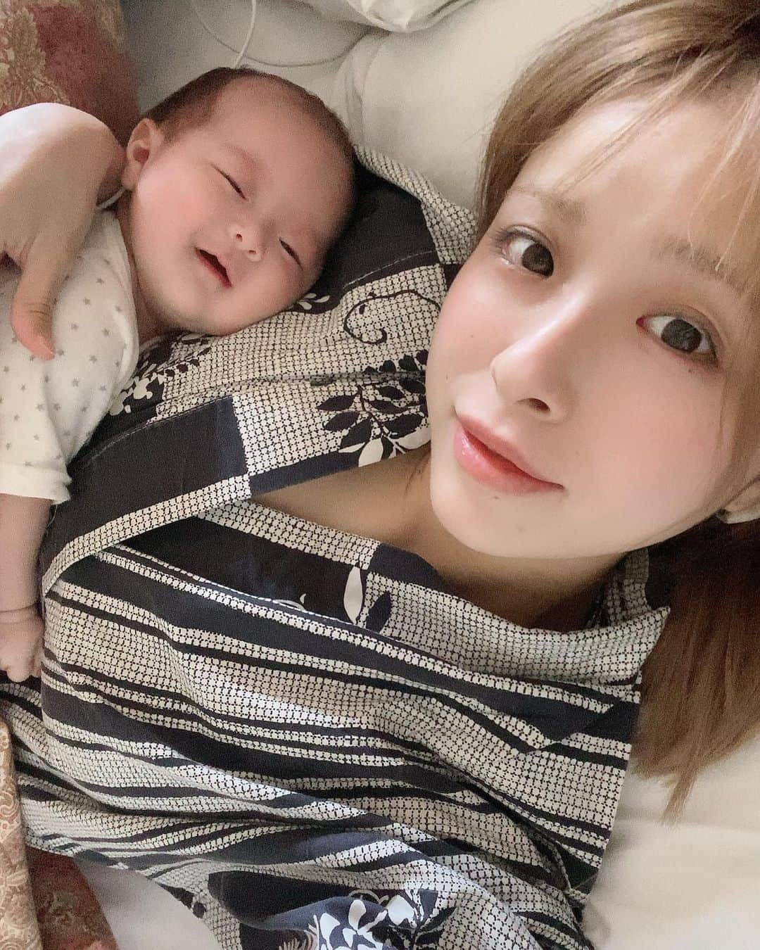 辺見玲菜さんのインスタグラム写真 - (辺見玲菜Instagram)「笑ってるニコニコ🥰 #赤ちゃん #赤ちゃんあるある #赤ちゃんのいる生活 #赤ちゃんとの暮らし #ベビー #ベビーファッション #ベビーフォト  #baby #babys #babygap #babygirl #babyfashion #babyphotography #instababy #新生児　#生後1カ月　#生後2カ月　#生後3カ月　#0歳　#新米ママ　#ベビー　#女の子ベビー　#女の子ママ　#親バカ部　#10月生まれ　#成長記録　#育児記録　#娘　#乳児」9月22日 9時02分 - renastagram1222