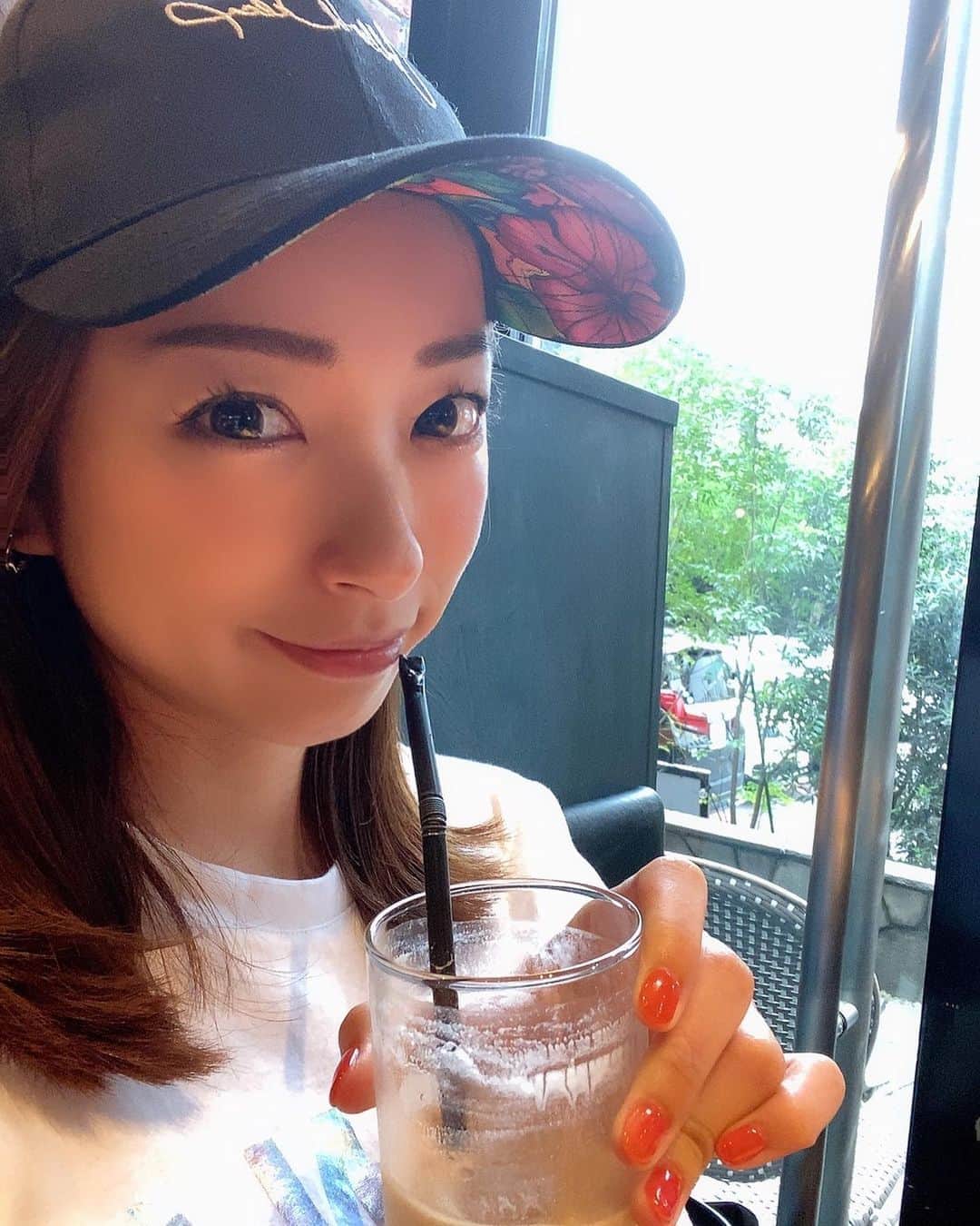 のインスタグラム：「. たまにの練習⛳️ @tss_sing_himonya  . ここのカフェでお茶してから練習してます☺️ 至福のひととき♡ ストロー噛む癖は治りません笑 . 自分のボールの行方を確認しながら練習できるのは碑文谷さんのいいところですね☺️💓 . もっと練習の回数増やさないと❣️ . . . #ゴルフ#golf#⛳️#ゴルフ女子#ゴルフ好き#ゴルフウエア#ゴルフコーデ#ゴルフスイング#골프 #골프웨어 #골프스윙 #여행 #해외여행 #골프스타그램 #골프중독 #와인 #소주 #좋은시간  #練習#practice#碑文谷#スイング碑文谷#ゴルフ練習場」