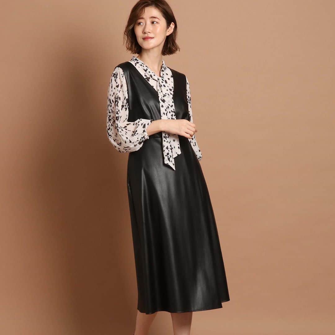 cdec_official Aesthetic Senseのインスタグラム：「. 2020秋 New Arrival  . 【ボウタイブラウス】着回し FEMININE編 . . エッジのきいたフェイクレザーのワンピを合わせたマストトレンドのコーディネート。 カシュクール風のメリハリのあるシルエットが一気に女性らしい雰囲気を演出します。 . . .  #クードシャンス #2020秋冬 #AUTUMN #秋コーデ  #秋スタイル #トレンド #華やかコーデ　#カジュアルコーデ  #細見え #着回しコーデ  #着回し #大人カジュアル #休日コーデ #ファッション  #大人コーデ  #大人コーディネート #今日のコーデ #今日のコーディネート #カタログ #お洒落さんと繋がりたい #お洒落さんとつながりたい #ファッション好きな人と繋がりたい #モデル #大人女子 #大人女子コーデ #テレワーク #ワンピース #ワンピースコーデ #レザーワンピース」