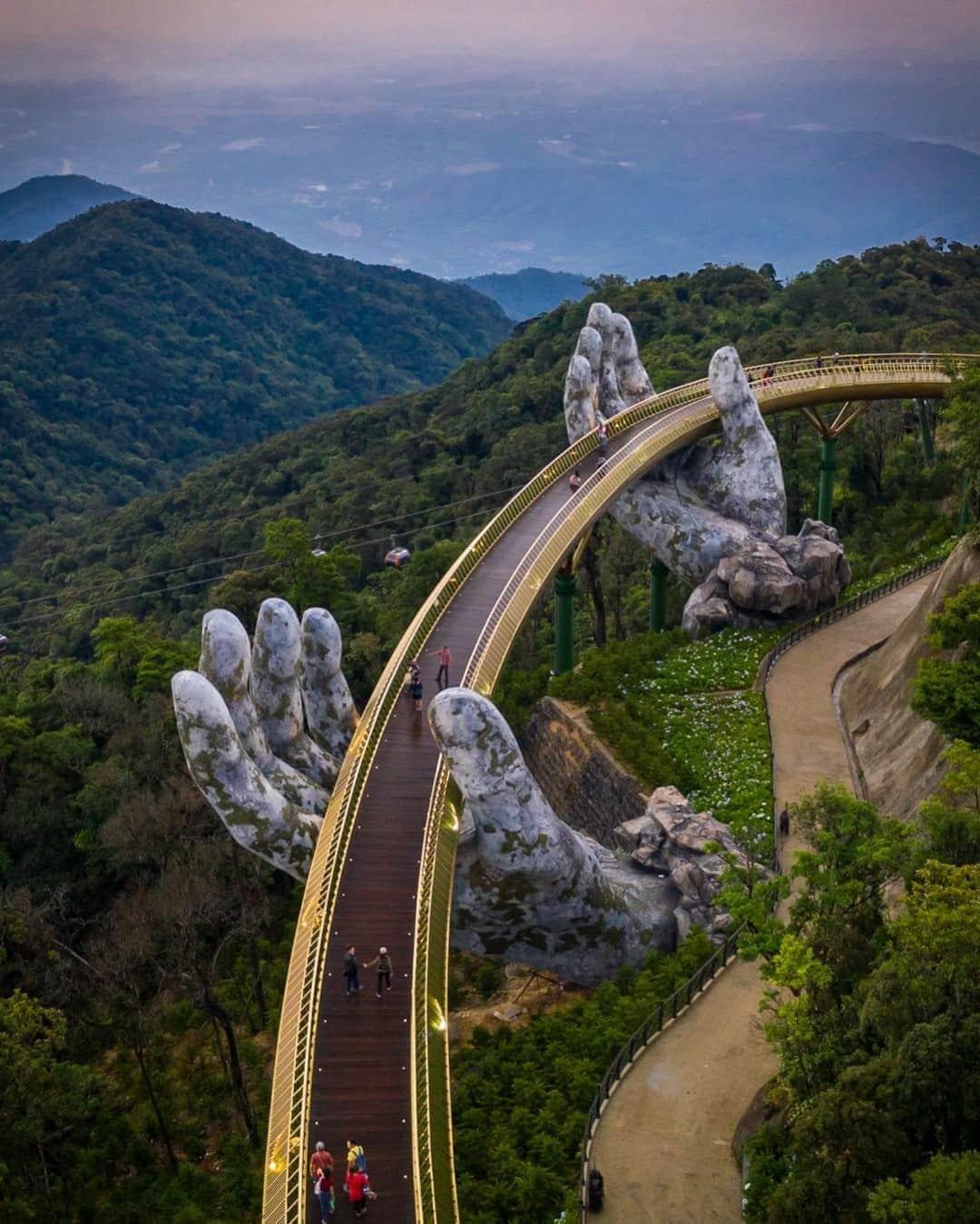 National Geographic Travelさんのインスタグラム写真 - (National Geographic TravelInstagram)「Photo by @junmichaelpark / The Golden Bridge in Ba Na Hills, Da Nang, Vietnam, opened in June 2018. The bridge is 1,414 meters (4,639 feet) above sea level and part of a European-themed park. For more photos and stories, follow @junmichaelpark.」9月22日 9時04分 - natgeotravel