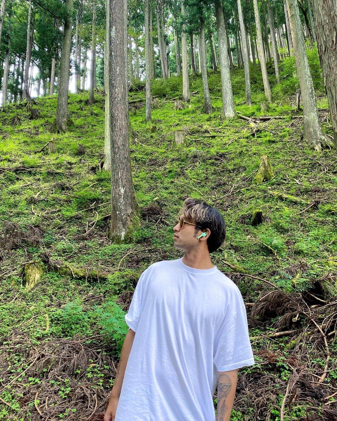 湯川正人のインスタグラム：「自然の音で目を覚まし 音楽を聴いて散歩する。 自然の音と音楽を協和させ 新しい発想を。 @skullcandyjapan @skullcandy #skullcandy」