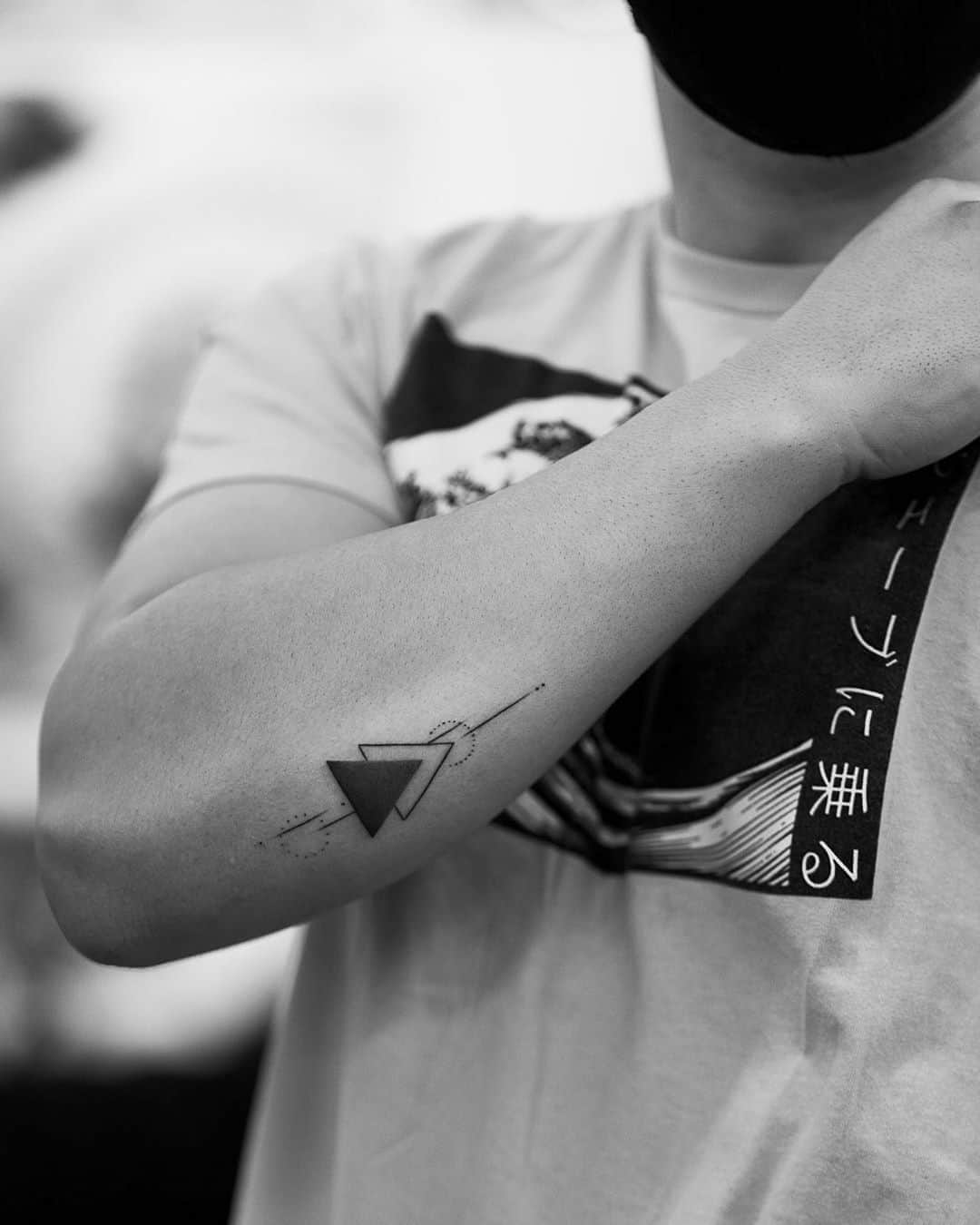 ギャビン・マッキントッシュのインスタグラム：「Back in for a touch up from @jdespinart . Super passionate artist. Definitely will be getting more work done from him in the future.  Simple but meaningful piece 🔺」