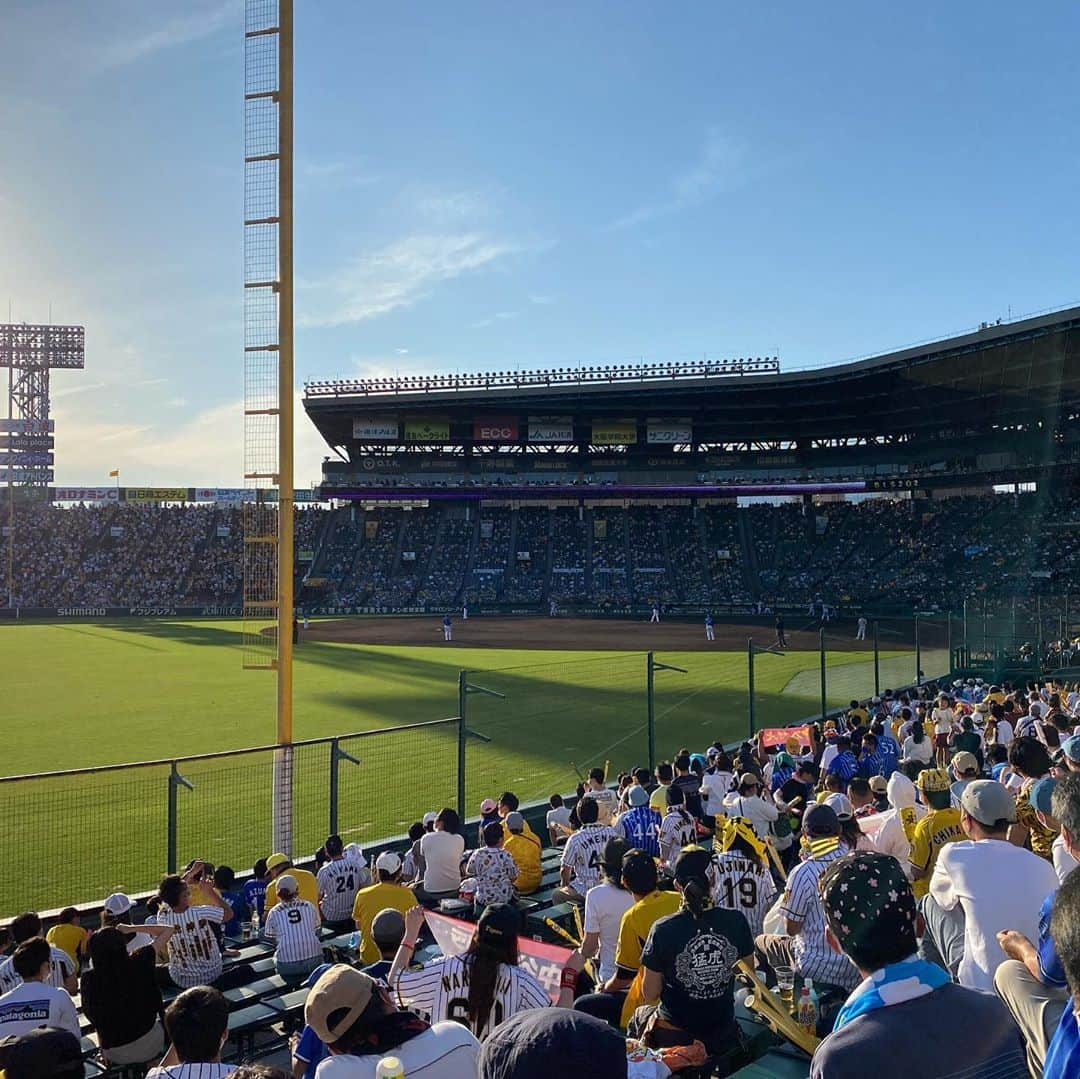 本野大輔さんのインスタグラム写真 - (本野大輔Instagram)「甲子園球場で、阪神vsDeNAを観戦してきました。 昨日、9月21日入場規制が緩和。 アルプススタンドが開放されましたので、発売日に必死でチケットを取り観戦してきました！  座席は詰めず、一席以上あけた指定席です。 １万１３８４人が詰めかけました。 デーゲームでお子さんも多く、突き抜ける青空で素晴らしい野球観戦日和でした。  私は普段は放送席や記者席で試合を見ますが、アルプスからは初めて。 ボーアのバックスクリーンホームランを真横から見て 『あんなに、打球は伸びるんだ、、、』といつもと違う視点は面白かったです。  入場前には検温。 マスク着用で観戦。 声を出しての応援は禁止。 それでも皆さんの笑顔が溢れたスタンドでした。  私の次回の実況は 10月2日（金） 阪神VS巨人　伝統の一戦 解説 金本知憲さん、赤星憲広さんの中継を担当します。  観客として楽しんだプロ野球。 客席で感じた何かを放送でお伝えできたらと思います。 読売テレビでは午後7時から生中継です。  #甲子園 #阪神タイガース #アルプススタンド #ホームラン #観客 #読売テレビ #アナウンサー #プロ野球 #中継」9月22日 9時15分 - daisuke.motono_ytv