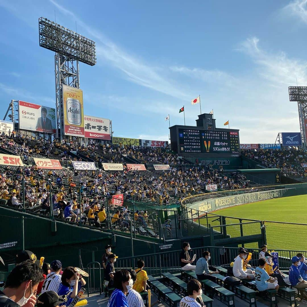 本野大輔のインスタグラム：「甲子園球場で、阪神vsDeNAを観戦してきました。 昨日、9月21日入場規制が緩和。 アルプススタンドが開放されましたので、発売日に必死でチケットを取り観戦してきました！  座席は詰めず、一席以上あけた指定席です。 １万１３８４人が詰めかけました。 デーゲームでお子さんも多く、突き抜ける青空で素晴らしい野球観戦日和でした。  私は普段は放送席や記者席で試合を見ますが、アルプスからは初めて。 ボーアのバックスクリーンホームランを真横から見て 『あんなに、打球は伸びるんだ、、、』といつもと違う視点は面白かったです。  入場前には検温。 マスク着用で観戦。 声を出しての応援は禁止。 それでも皆さんの笑顔が溢れたスタンドでした。  私の次回の実況は 10月2日（金） 阪神VS巨人　伝統の一戦 解説 金本知憲さん、赤星憲広さんの中継を担当します。  観客として楽しんだプロ野球。 客席で感じた何かを放送でお伝えできたらと思います。 読売テレビでは午後7時から生中継です。  #甲子園 #阪神タイガース #アルプススタンド #ホームラン #観客 #読売テレビ #アナウンサー #プロ野球 #中継」