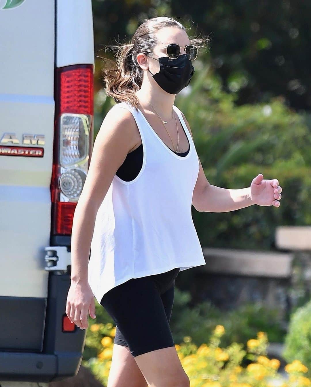 Just Jaredさんのインスタグラム写真 - (Just JaredInstagram)「New parents Lea Michele and Zandy Reich kick off their week with a Monday afternoon walk around the neighborhood  #LeaMichele #ZandyReich Photos: Backgrid」9月22日 9時26分 - justjared
