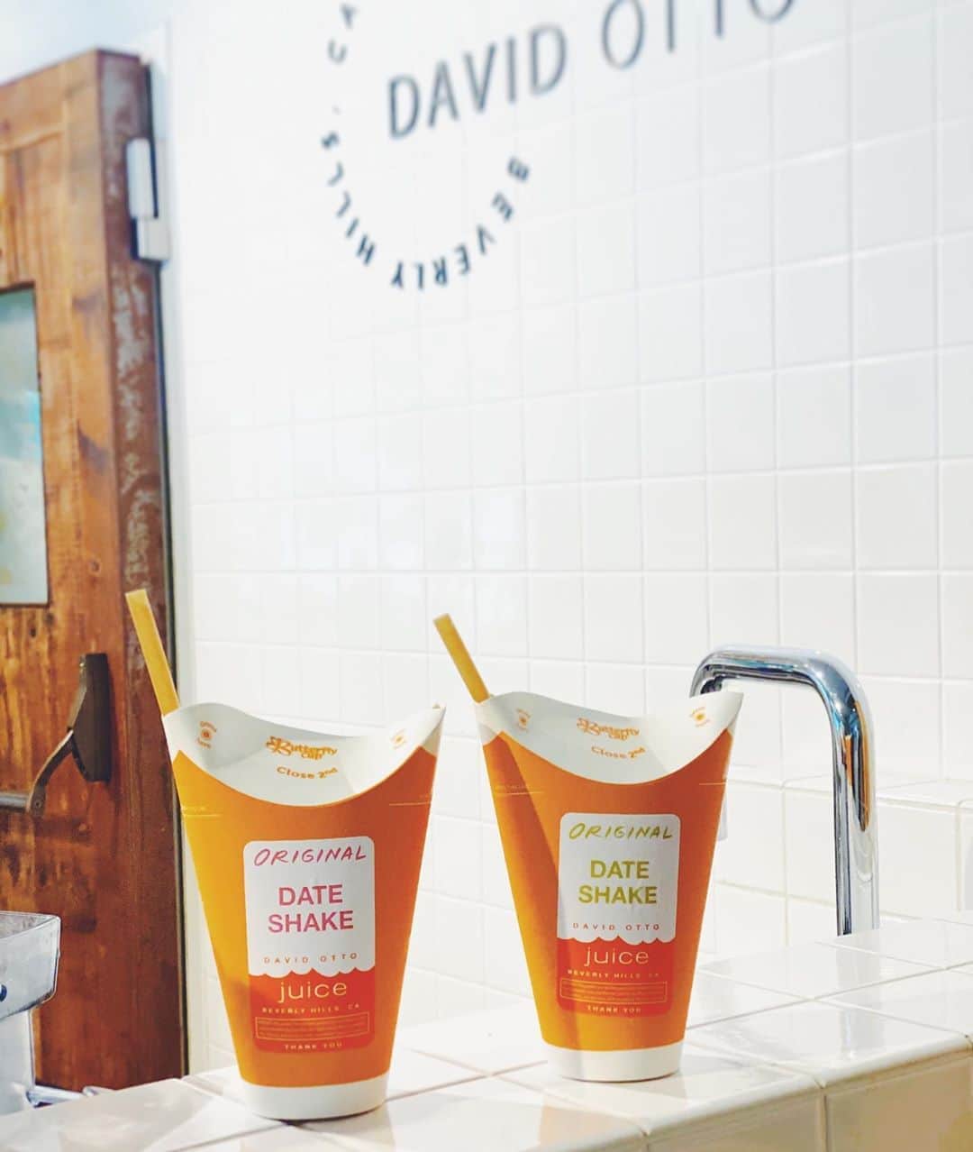 のインスタグラム：「DATE SHAKE🧡 @shirasuchan が連れてってくれた🐠 ・ デーツのシェイク。 デーツ、アーモンドミルク、ハチミツでその場で作ってくれるスーパーヘルシーシェイク🧡🐝 好きすぎる。 ・ しかもアーモンドミルクも朝からスタッフの方が搾って作ってるものだって✨😍 ・ ・ 容器も可愛くて、美味しかった🧡🤍🧡🤍 最後にもう一度、好きすぎる🧡 ・ #DATE #デーツ #almondmilk #superfood #healthylifestyle #davidottojuice #アーモンドミルク #slohasholic #shake #シェイク」