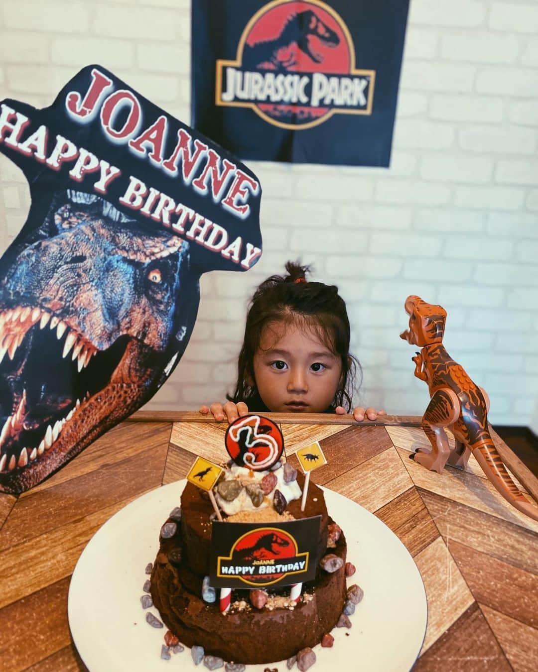 Saki のインスタグラム：「ジョアン#お誕生日 ５月やけど、コロナ出たてで 集まれてなかったから… 滋賀familyと久々集合✨😆 可愛い#ジュラシックパーク ケーキ🎂🦖を作ってくれてありがとう💕👏🏼　ジョアン喜んでたー😆  エマ３歳おめでとう🎉🎁 モアナが好きらしくこんなに凝ったパーティー飾りを全て手作りしたまあちゃん👏🏼😂✨凄い😳‼️  みなさん、お子さんのお誕生日前にぜひ好きなキャラクターやテーマがあればお名前入りのポスターやケーキトッパー や飾りなど🎈 バースデーコーディネート🎉 予算と合わせて用意してくれるので是非頼んでみてね💕💕  DMで📲 @mamu0604   #jurassicpark #jurassicworld #恐竜　#dinosaur」