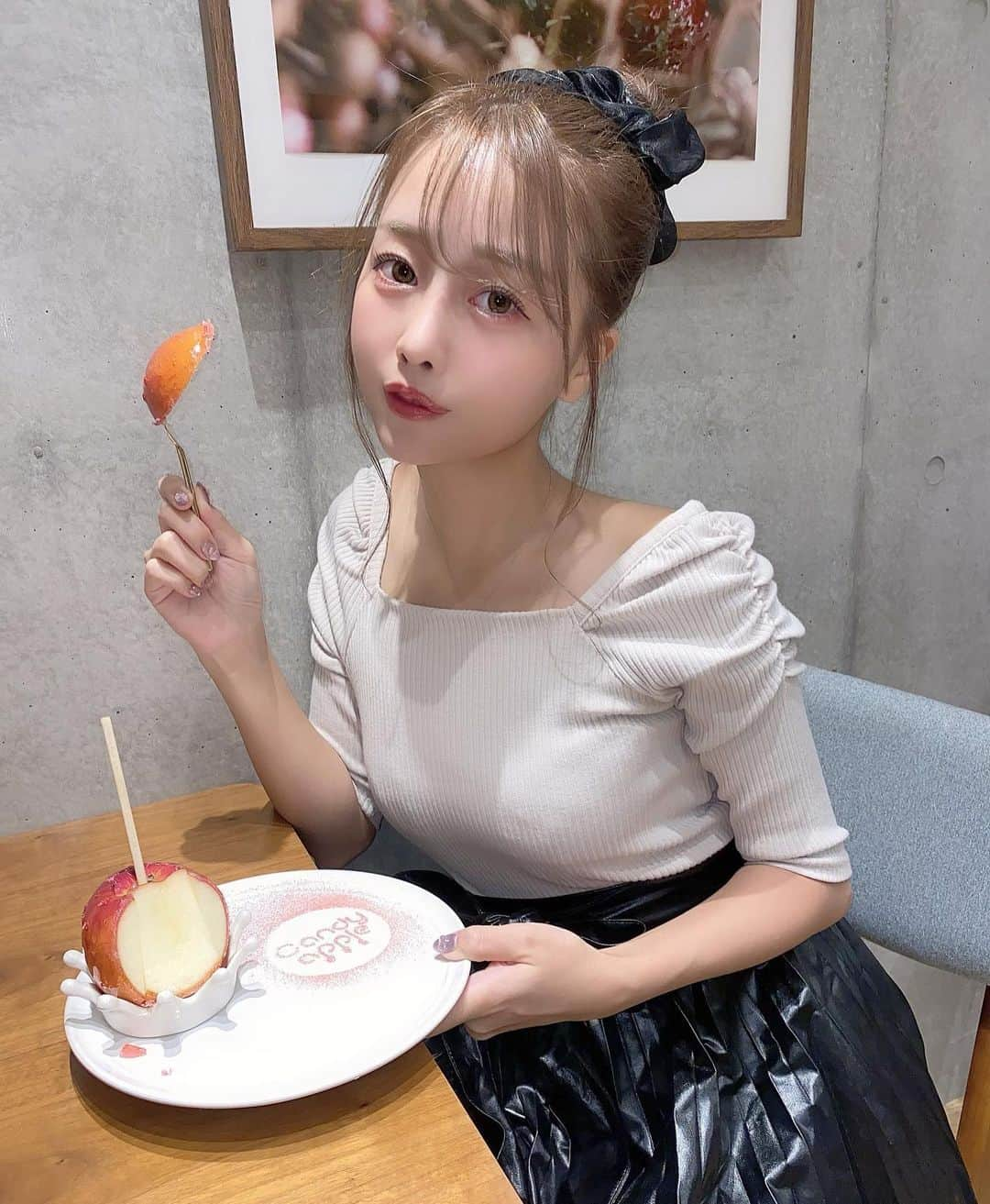 加藤ゆりなさんのインスタグラム写真 - (加藤ゆりなInstagram)「りんご飴専門店🍎行ってきた！ 小さい時からりんご大好きで、もうリンゴジュースにりんご飴とか幸せすぎて😭 りんごジュースとか100%のやつだからもう求めてた味すぎて🥺 代官山にあるんだけどここは店内で食べれるの！  洋服は全身👗 @miia_official で 髪飾りだけ🎀　@wc__official の🦋  . . #りんご飴 #りんご飴専門店 #代官山カフェ #カフェ巡り #代官山グルメ #秋コーデ　#miia #candyapple #シースルーバンク　#シースルー前髪」9月22日 20時28分 - _yuringo_