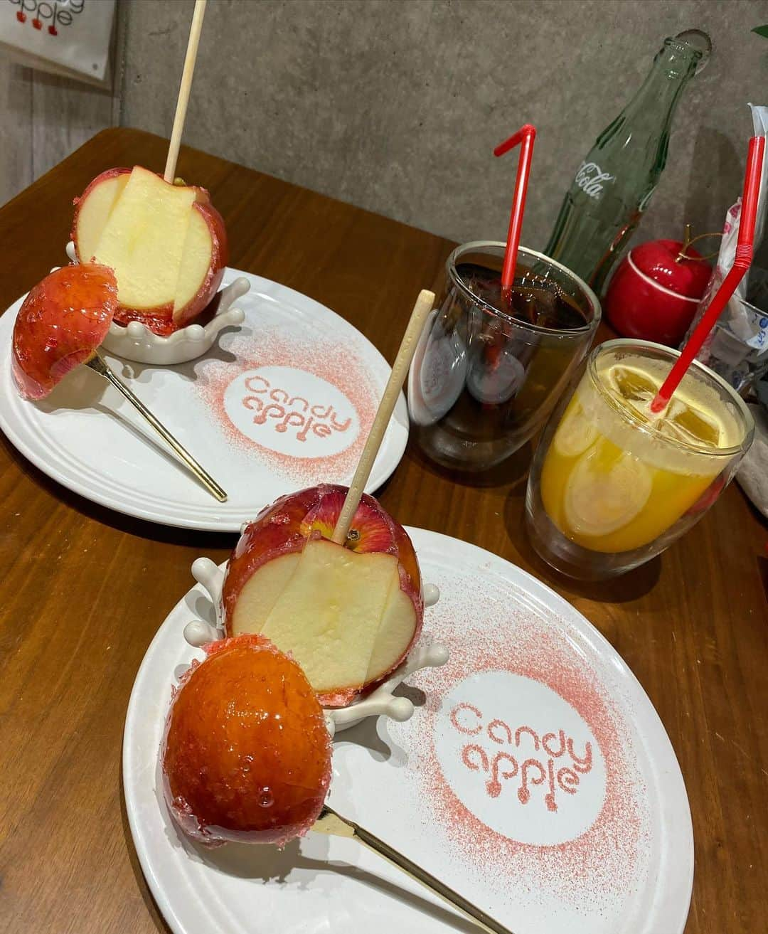 加藤ゆりなさんのインスタグラム写真 - (加藤ゆりなInstagram)「りんご飴専門店🍎行ってきた！ 小さい時からりんご大好きで、もうリンゴジュースにりんご飴とか幸せすぎて😭 りんごジュースとか100%のやつだからもう求めてた味すぎて🥺 代官山にあるんだけどここは店内で食べれるの！  洋服は全身👗 @miia_official で 髪飾りだけ🎀　@wc__official の🦋  . . #りんご飴 #りんご飴専門店 #代官山カフェ #カフェ巡り #代官山グルメ #秋コーデ　#miia #candyapple #シースルーバンク　#シースルー前髪」9月22日 20時28分 - _yuringo_