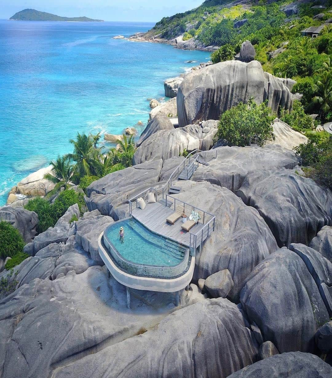 Discover Earthさんのインスタグラム写真 - (Discover EarthInstagram)「One of the most beautiful pools in the world ! "One of the most iconic pool I ever seen, in Fecilite Island, #Seychelles 💙💙" #discoverseychelles🇸🇨 with @golden_heart  #seychelles #pooltime #poolsofinstagram」9月22日 20時30分 - discoverearth