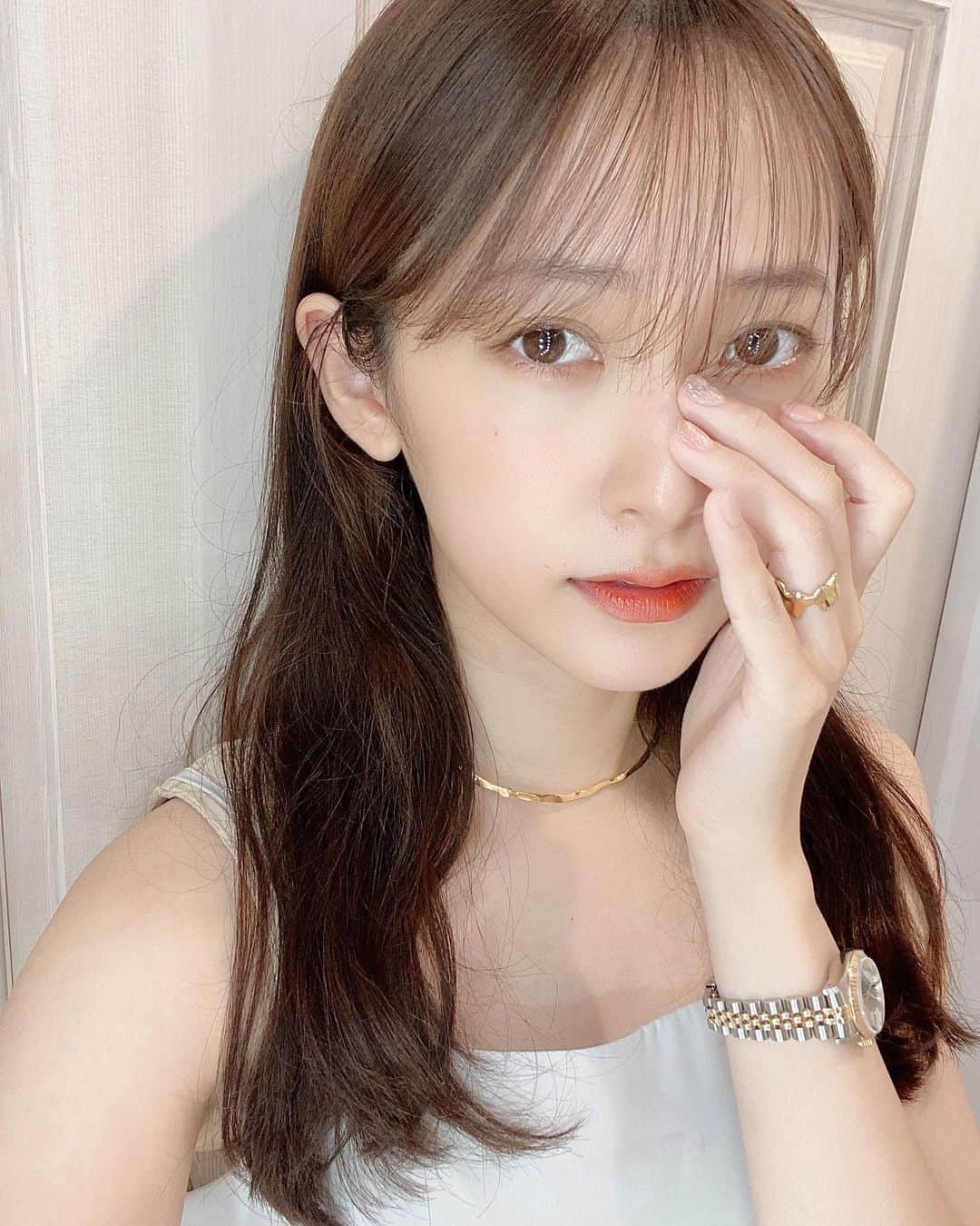 のインスタグラム：「爪が可愛いと気分あがるなぁ🕊🍑  昨日のラインライブ、楽しかったね♡ 久しぶりに皆さんとお酒が飲めて嬉しかったです。 またやるねっ  #vocest #vocemagazine」