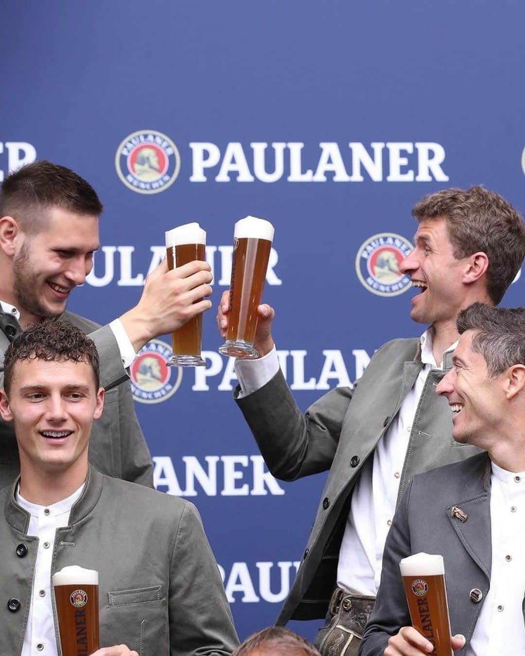 バイエルン・ミュンヘンさんのインスタグラム写真 - (バイエルン・ミュンヘンInstagram)「That outfit! 😍 Prost, Jungs! 🍻  #MiaSanMia #FCBayern #packmas」9月22日 19時00分 - fcbayern