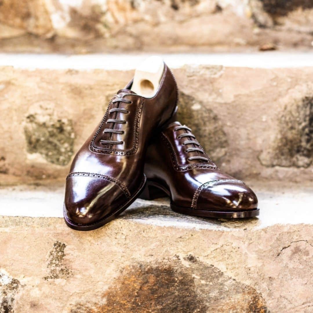 のインスタグラム：「The epitome of refined elegance - the Saint Crispin's oxford.⠀⠀⠀⠀⠀⠀⠀⠀⠀ ⠀⠀⠀⠀⠀⠀⠀⠀⠀ Explore our tale of luxury online at www.saintcrispins.com⠀⠀⠀⠀⠀⠀⠀⠀⠀ ⠀⠀⠀⠀⠀⠀⠀⠀⠀ #mysaintcrispins #saintcrispins #boots #onlyforgentlemen #shoes #shoeaddict #shoestagram #agentlemanschoice #shoeporn #madebyhand #handwelted #shoes #handmadeshoes #madetoorder #mtoshoes」