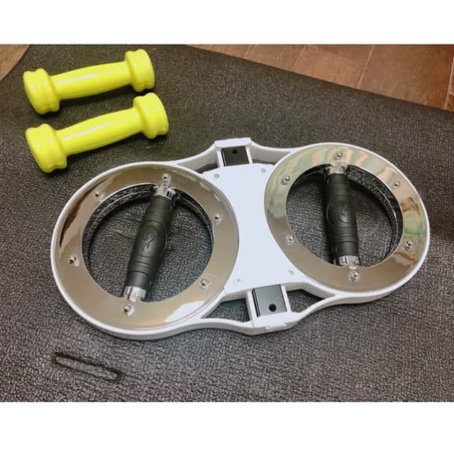 のインスタグラム：「二の腕引き締めに使ってる バーンマシーン2 (@burnmachine_offical ) 💪💚. https://www.clipper-shop.co.jp  法政大学の検証では腕立て伏せの7倍の効果らしいです🥺 重さも2.8〜3.7kgまで調節可能🦄 男性なら上腕二頭筋、胸筋の筋力アップ 女性なら二の腕痩せ、バストアップ　に(•∋•)💕 なので、男の方はもちろん女の方にも是非🧏‍♀️🧏  ≪目安≫ 【女性二腕痩せ】 15秒×3セット 【一般】 30秒×3セット 【追い込み】 60秒～限界×3セット  顔の前でボクシング形式で両腕で回すのが効果あるらしいのですが、 手首に効果あるらしい私の手元の動画も一応載せておきました😂  TV番組やドラマ、 YouTuberのヒカキンさん、ボブザップさんなどもお使いでご紹介されているようです♡ #バーンマシン2 #バーンマシン #burn_machine ##筋トレ #筋トレ女子 #宅トレ #フィットネス #二の腕痩せ  #筋力アップ #筋肉 #筋肉女子 #筋肉男子」