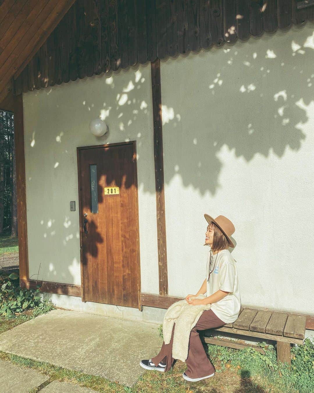 のインスタグラム：「家族旅行でコテージに宿泊🌲🌳 コテージの裏にすぐ川があったり、 BBQしたりすごく癒された時間だったな〜♡ ・ #camp#bbq#appi#iwate#outdoor #outdoorlife#outdoorstyle  #キャンプ#安比高原#安比#コテージ #キャンプコーデ#バーベキューコーデ  #自然#自然が好き#アウトドアコーデ  #アウトドアファッション」