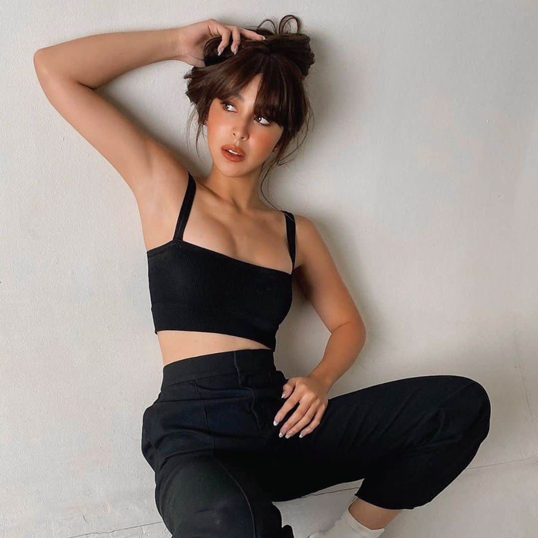 ジュリア バレットのインスタグラム：「Behind the scenes by @rbchanco 📸」