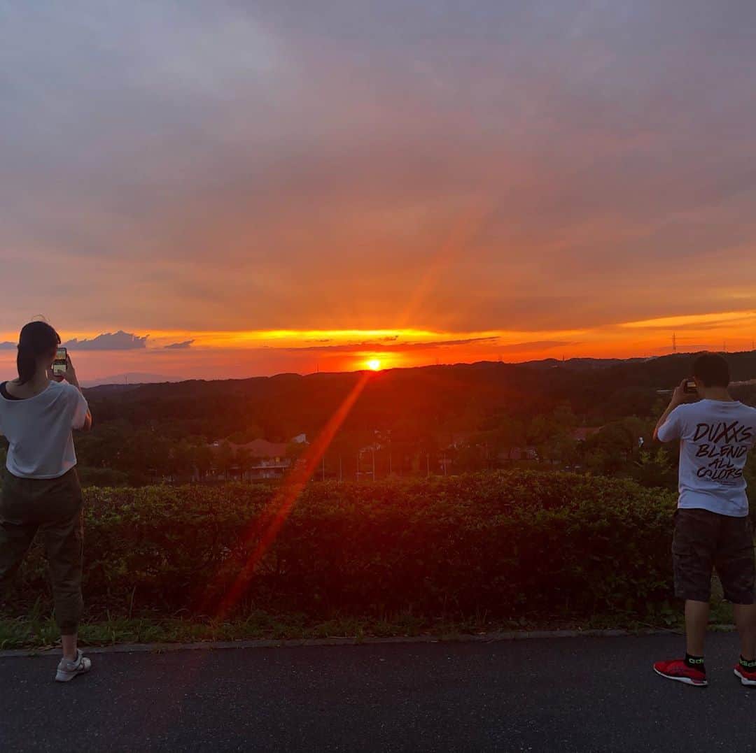 小林万希子さんのインスタグラム写真 - (小林万希子Instagram)「連休はいかがお過ごしでしたか？  前半２日間は私だけ自由時間をいただいたので♡ 後半はご奉仕day✨  お天気が良かったです☀️  だから夕陽がキレイでした〜🧡 オレンジ に癒される🥰  #連休  #前半は1人旅  #学びの時間  #後半はのんびり  #遊びまくる  #自然好き  #快晴  #夕焼け  #夕陽  #絶景  #オレンジ」9月22日 19時11分 - macky1218