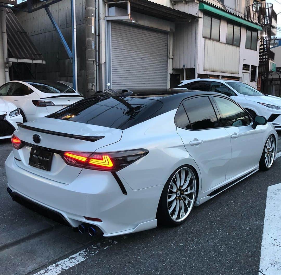 Spirits Artisanのインスタグラム：「TOYOTA CAMRY  Owner : @char_you_bunbun_owata_1  Model code : DAA-AXVH70 : 2018.8〜  Bodykit: ARTISAN SPIRITS : SPORTS LINE BLACK LABEL @ARTISAN_SPIRITS  Wheel : WORK SCHWERT SC5  contact : www.artisanspirits.co.jp  USA : #evasivemotorsports #butlertire #ravspecjdm  Canada : #advanced_auto_performance  #ottoautoservice  Taiwan : #車庫小舗  Hong kong : #nigeljdmparts  Russia : #suvproject  Indonesia : #premierautowerkz  Philippine : #jworksunlimited  Bahrain : #kanooperformance  Saudi Arabia : #ksawheels Kazakhstan : #ksawheels Riyadh : #ksawheels ＿  #artisanspirits #artisan #アーティシャンスピリッツ#アーティシャン #toyota #toyotacamry #camry  #camry70 #70camry #camryws #camryclub #toyotagram #トヨタ #カムリ #トヨタカムリ #カムリスポーツ #カムリ70 #ちゃムリ」