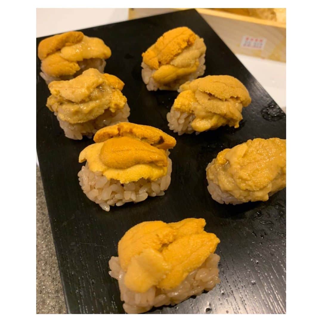 伊藤歩さんのインスタグラム写真 - (伊藤歩Instagram)「Sushi Dinner 🍣寿司握りました  この瞬間を迎えるための仕込み。 学ぶ前までは仕込みにこんなにも手間と時間をかけているとは知らず、、寿司職人さんへ尊敬が生まれました。  日本人で良かった✨ お寿司万歳‼️  #homemade#sushi#japanesefood#fishlover#foodgram#寿司#職人#うに#いくら#たべすたぐらむ#伊藤歩」9月22日 19時13分 - ayumi__ito