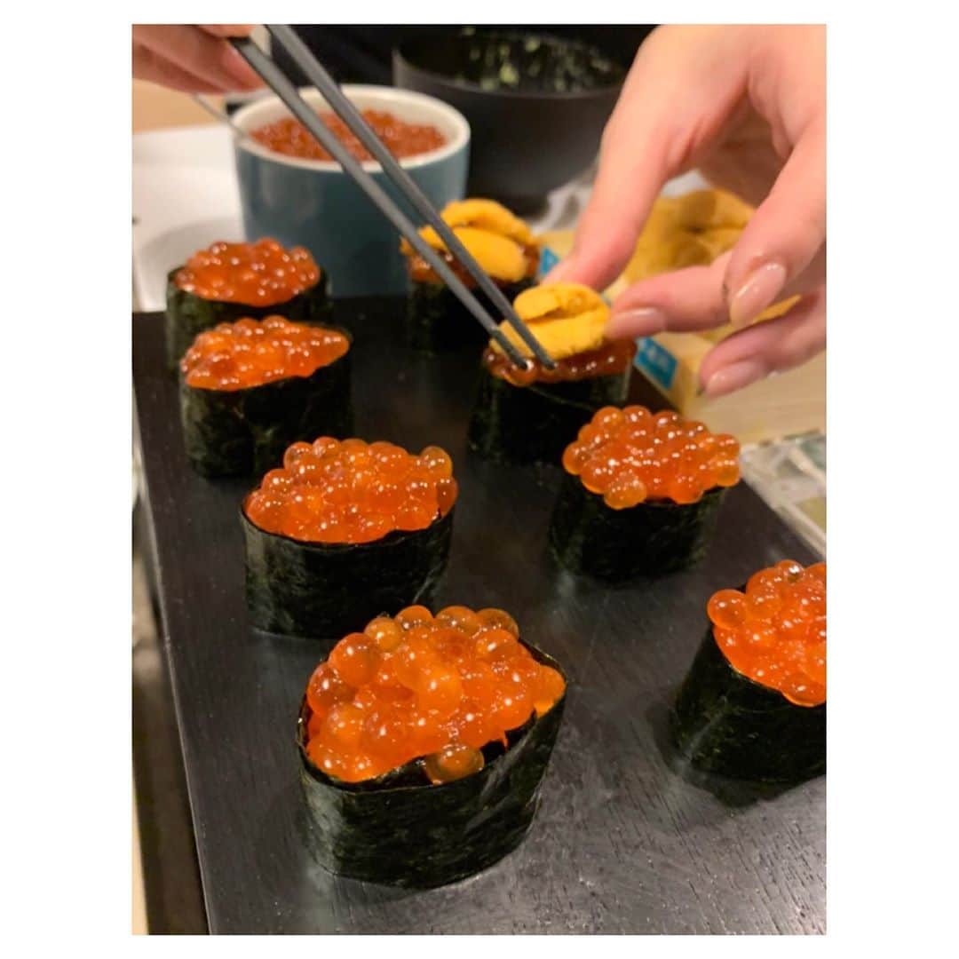 伊藤歩さんのインスタグラム写真 - (伊藤歩Instagram)「Sushi Dinner 🍣寿司握りました  この瞬間を迎えるための仕込み。 学ぶ前までは仕込みにこんなにも手間と時間をかけているとは知らず、、寿司職人さんへ尊敬が生まれました。  日本人で良かった✨ お寿司万歳‼️  #homemade#sushi#japanesefood#fishlover#foodgram#寿司#職人#うに#いくら#たべすたぐらむ#伊藤歩」9月22日 19時13分 - ayumi__ito