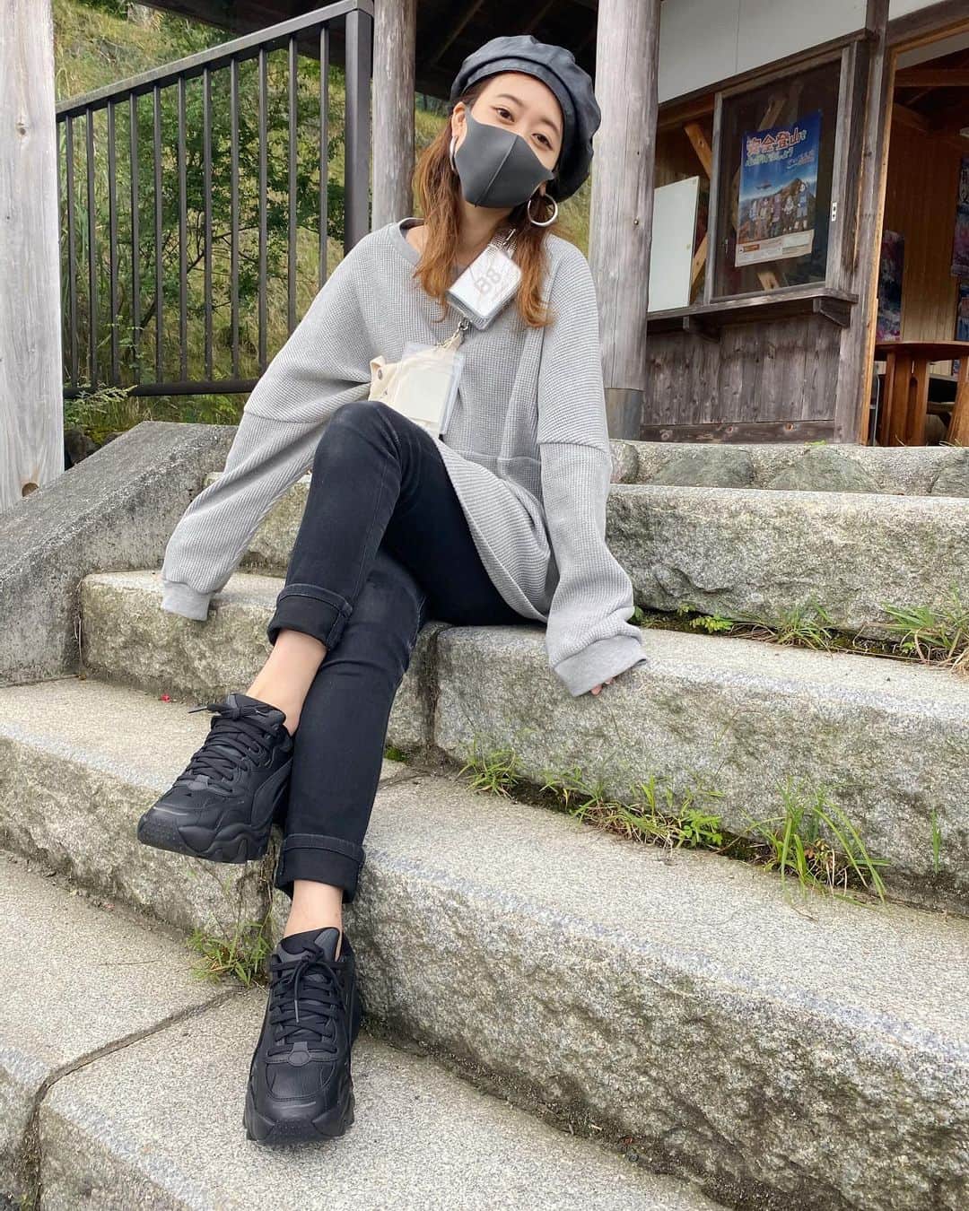 難波礼華のインスタグラム：「三峯神社行ったよ⛩ 最高に歩きやすくて可愛いnewスニーカー履いてった❤️ @sly_official × @puma コラボ👟❤️ 可愛すぎ！！！履きまくるの🥺❤️ やっぱり三峯の空気最高で相当浄化された✨ みんなで御朱印帳買ったから新しい趣味が出来ました🥰 #SLY_PR #PUMAxSLY#SLY」