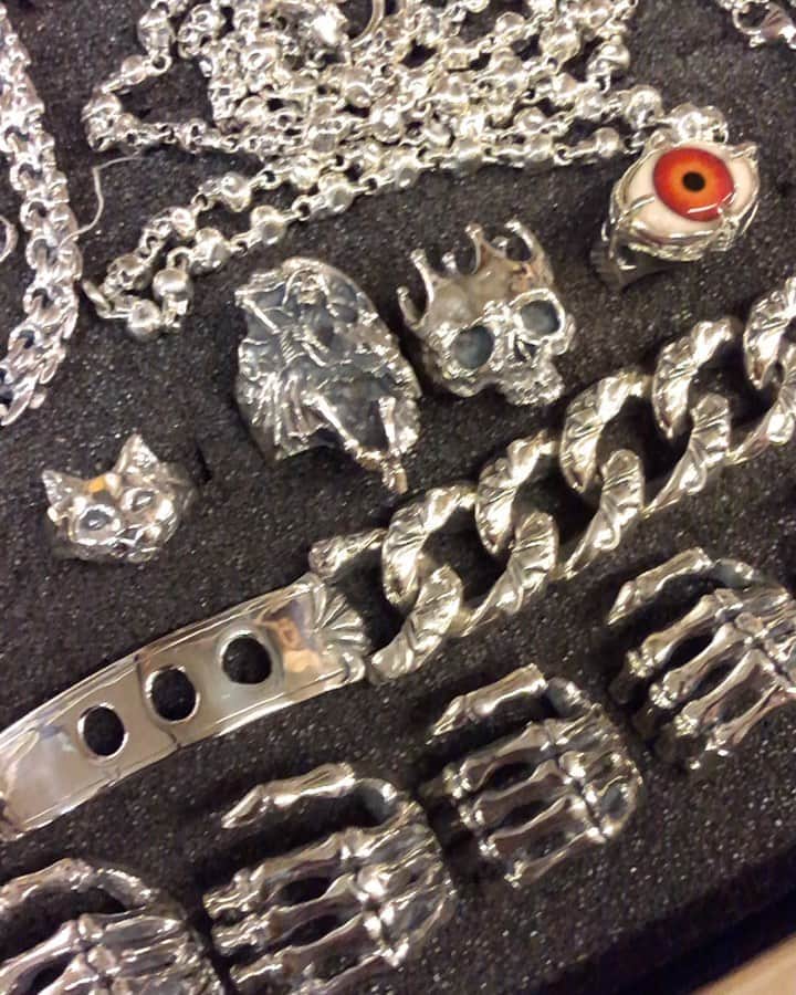 のインスタグラム：「We love a good slo mo 👀 latest we sent to Tokyo #rings #bracelet #bones #eye #rocknroll #silver #jewellery #heavymetal #gothic #skull #roses」