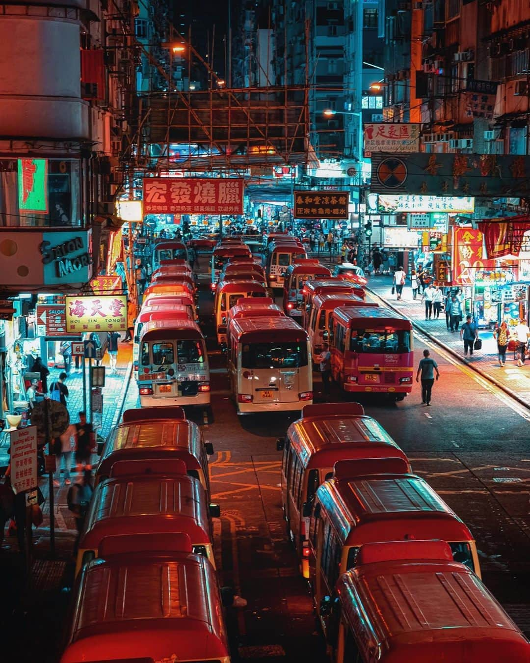 HAYAMI HANNAH ハナさん ど田舎さんのインスタグラム写真 - (HAYAMI HANNAH ハナさん ど田舎Instagram)「Mini bus 🚌🇭🇰 I’ve never tried to get on the mini bus. It’s so difficult to me! 一度は乗りたいミニバス。 次回からギャラリーかえてくよていです。    #hayamihannah  #Picsofhk #香港 #Sonyimagegallery  #discoverhongkong #instameethk⁠ #awesomehongkong  #hongkongphotography⁠ #unlimitedhongkong  #exploringhongkong⁠ #hongkongstreets  #hongkongnight  #hongkong  #hongkonglifestyle #Hongkonginsta  #hongkongstreetphotography⁠ #visualhongkong  #reframinghk  #travelphotography  #sonyimages #moodygrams⁠  #Adorama #アガる香港 #yourshotphotographer  #localiiz  #TheHongKongGuide #TimeOutHK #capitalshooters  #Cityphoto_HongKong #Monstermoods」9月22日 19時30分 - hayamihannah