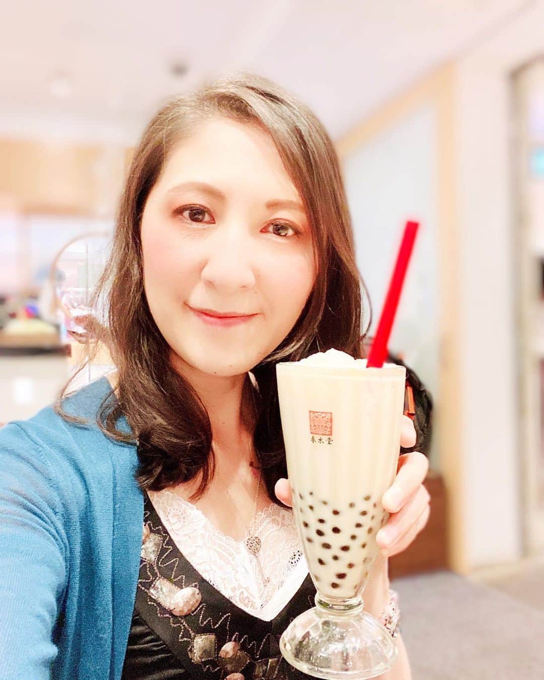 大越かず江さんのインスタグラム写真 - (大越かず江Instagram)「✨春水堂✨  普段タピオカあまり飲まないのですが ジャスミンミルクティーのタピオカ♥️ とっても美味でしたぁ♥️(◍´◡`◍)♥️  たまには贅沢？しても いいですよね( ᵒ̴̶̷̥́ ⌑ ᵒ̴̶̷̣̥̀ )💖？？？ ‪𐤔𐤔‬  幸せ時間でHappy満タン♥️✧٩(๑❛ᗨ❛๑)✧♥️  ✨✨✨✨✨✨✨✨✨✨✨✨  ✨ Chun Sui Tan ✨  I don't usually drink tapioca, but the jasmine milk tea tapioca ♥ ️ was very delicious ♥ ️ (◍´◡`◍) ♥ ️  Is it luxury once in a while? You can do it ( ᵒ̴̶̷̥́ ⌑ ᵒ̴̶̷̣̥̀ )💖？？？ ‪𐤔𐤔‬  Happy full tank in happy time  ♥️✧٩(๑❛ᗨ❛๑)✧♥️  ✨✨✨✨✨✨✨✨✨✨✨✨  #タピオカ  #タピタピ  #春水堂  #happy  #贅沢な時間」9月22日 19時23分 - bluemoonseasky