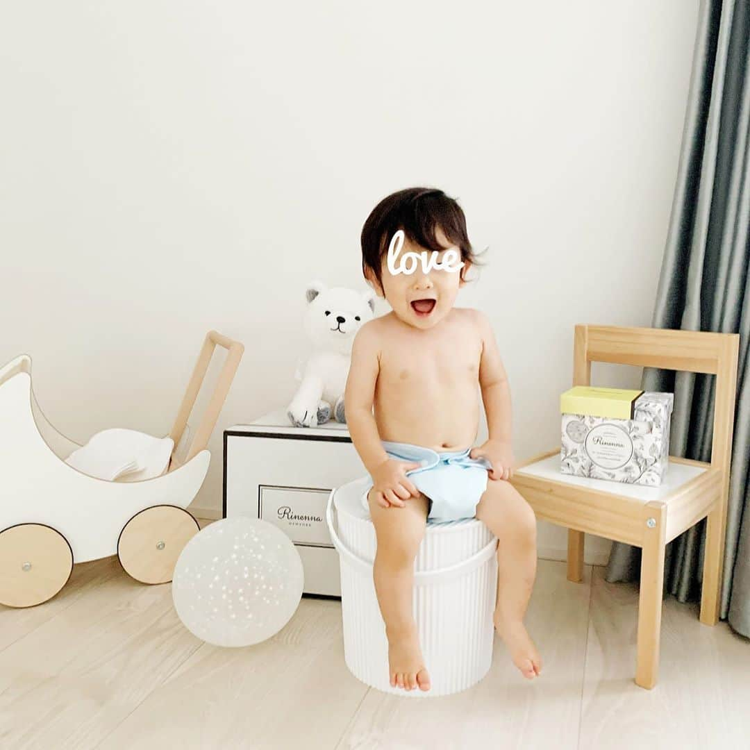 ririiiiii58さんのインスタグラム写真 - (ririiiiii58Instagram)「🚽˚✧₊⁎  #トイトレ はじめました👶🏻♥💛  最近オムツを脱がすと 立ったままシャｰｰｰ がすごく多くて 本人とても気持ちよさそうなのでw 涼しくなって来て時期的にはいまいちかな と思いながらもはじめました☺︎  上2人よりオムツかぶれになりやすくて𓄹𓄹 気になっていた布オムツ、 オムツ卒業も早めにできそう （紙オムツより約1年早くなるそう） ってことで 今回機会を下さった @rinennababy さんのスターターセットを お試しさせて頂いています！🍼  シンプルで可愛いし、 今のところ漏れなし˚✧₊⁎ わたしも頻繁に確認する気になる😂 洗い替えに追加購入しました！  @rinennanewyork の洗剤も 臭い、汚れともにまるっと取ってくれて 気持ちいいです♫♬  ｡｡｡｡｡｡｡｡｡｡｡｡｡｡｡｡｡｡｡｡｡｡｡｡｡｡｡｡｡｡｡｡｡｡｡｡ #rinenna#rinennanewyork#リネンナ  #布オムツ#布オムツライフ#布オムツカバー #3人目育児#キロク#トイトレ開始#苦手分野 ←」9月22日 19時23分 - ririiiiii58