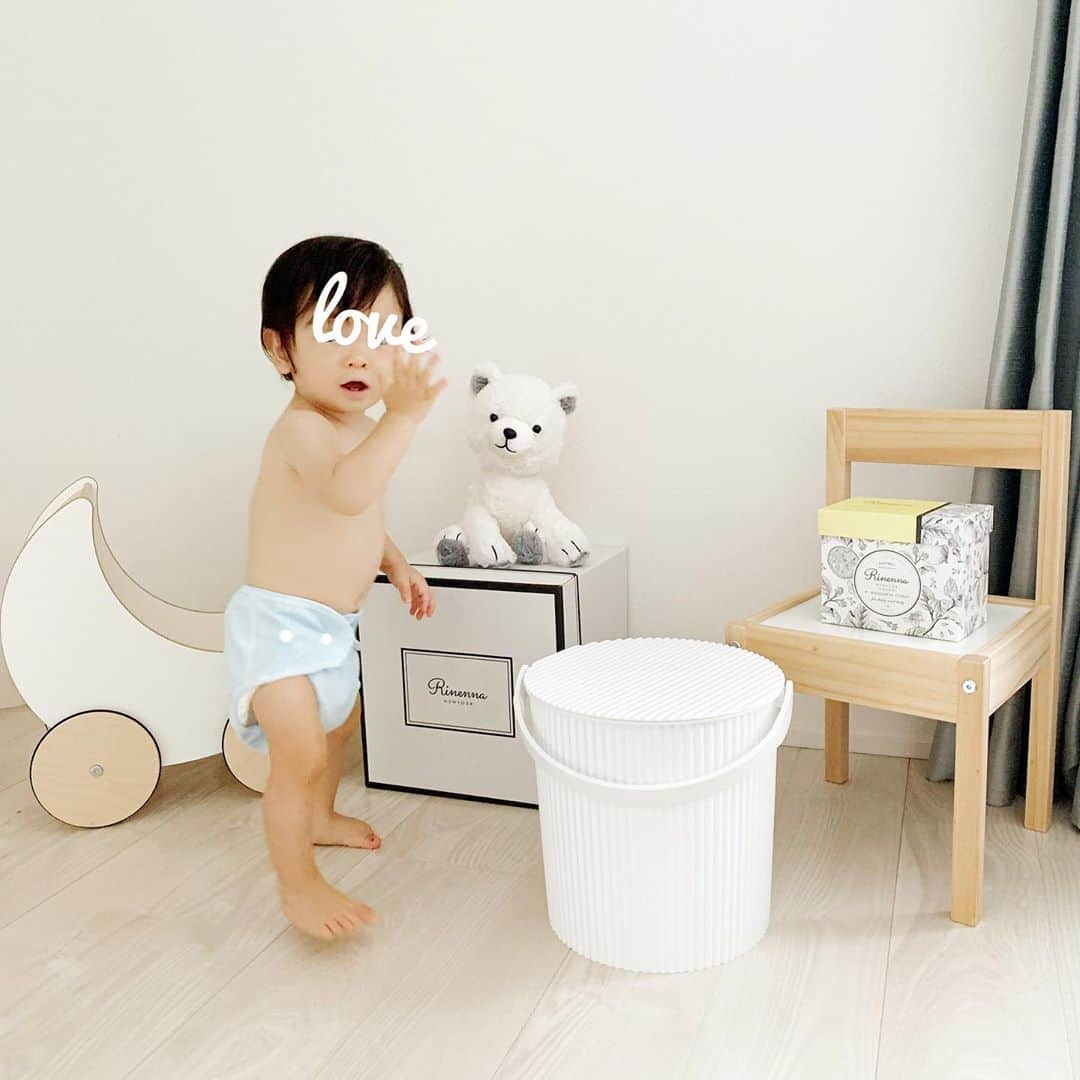 ririiiiii58さんのインスタグラム写真 - (ririiiiii58Instagram)「🚽˚✧₊⁎  #トイトレ はじめました👶🏻♥💛  最近オムツを脱がすと 立ったままシャｰｰｰ がすごく多くて 本人とても気持ちよさそうなのでw 涼しくなって来て時期的にはいまいちかな と思いながらもはじめました☺︎  上2人よりオムツかぶれになりやすくて𓄹𓄹 気になっていた布オムツ、 オムツ卒業も早めにできそう （紙オムツより約1年早くなるそう） ってことで 今回機会を下さった @rinennababy さんのスターターセットを お試しさせて頂いています！🍼  シンプルで可愛いし、 今のところ漏れなし˚✧₊⁎ わたしも頻繁に確認する気になる😂 洗い替えに追加購入しました！  @rinennanewyork の洗剤も 臭い、汚れともにまるっと取ってくれて 気持ちいいです♫♬  ｡｡｡｡｡｡｡｡｡｡｡｡｡｡｡｡｡｡｡｡｡｡｡｡｡｡｡｡｡｡｡｡｡｡｡｡ #rinenna#rinennanewyork#リネンナ  #布オムツ#布オムツライフ#布オムツカバー #3人目育児#キロク#トイトレ開始#苦手分野 ←」9月22日 19時23分 - ririiiiii58