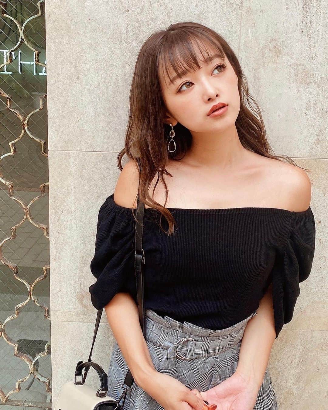 村崎英絵のインスタグラム：「大好きなオフショル🐰💗💗 どうしても集めたくなる！ このトップスは 気分によって肩を隠せるから 場所を選ばずに着れるところが好きー💗  ㅤㅤㅤㅤㅤ ㅤㅤㅤㅤㅤ 最近うさぎの絵文字にハマってる🐰💕 ㅤㅤㅤㅤㅤ ㅤㅤㅤㅤㅤ  ㅤㅤㅤㅤㅤ  #オフショル #秋コーデ #チェックスカート #オフショルダー #肌見せ #ブラウンメイク#wear #秋コーデ  #低身長コーデ #低身長ファッション #おちびコーデ #146cmコーデ #きょコ  #セシルマクビー #ゆる巻き #ゆるまき」