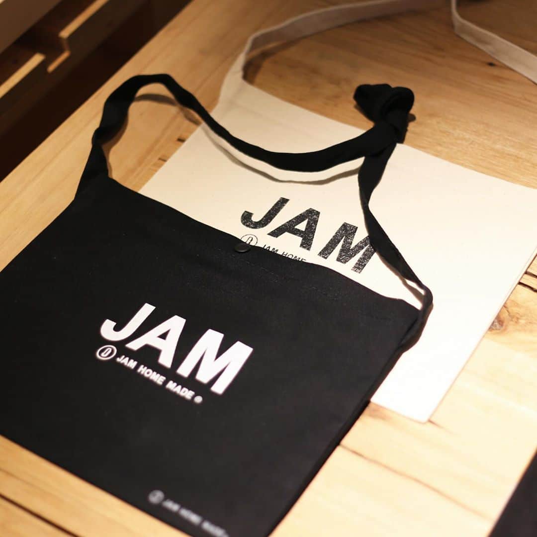 ジャムホームメイドさんのインスタグラム写真 - (ジャムホームメイドInstagram)「【#WORKSHOP 】JAM東京店限定 『#シルクスクリーン でプリントしよう(仕様)ワークショップ』に、NEWロゴ『JAM』が登場しました！  Tシャツはご持参もSHOPにてお買い上げもOK。 エコバッグやインテリアファブリックなどお持ちの布地もOKです！  #jamhomemade #ジャムホームメイド #jam #ジャム #手作り #tシャツ #サコッシュ #ハンドメイド #アップサイクル #リサイクル」9月22日 19時31分 - jamhomemade_shop