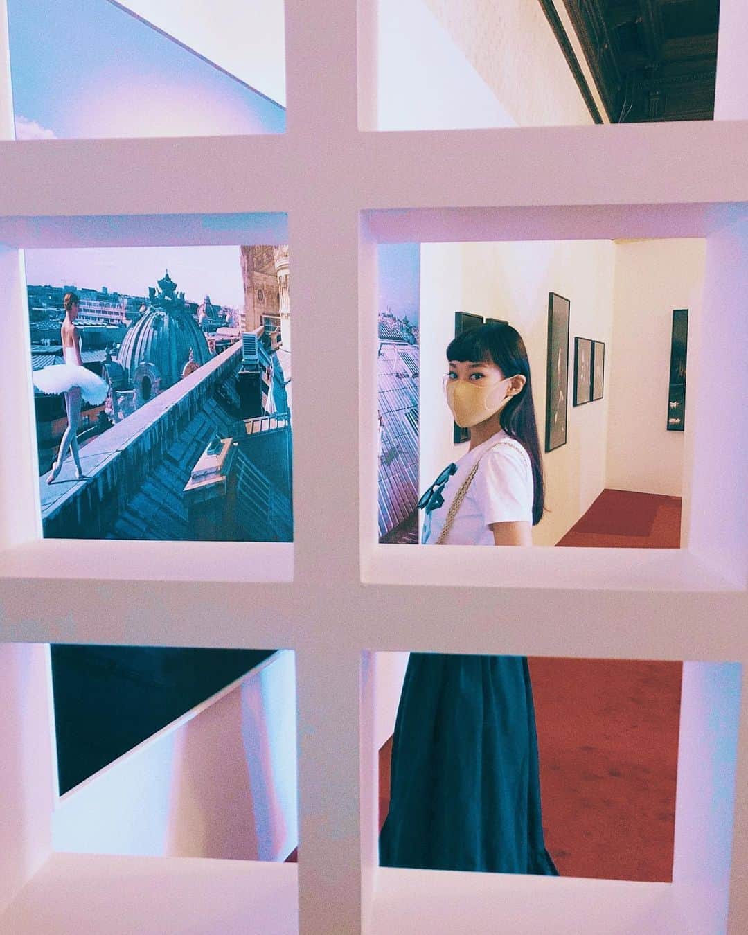 マドモアゼル・ユリアのインスタグラム：「シャネルのネクサスホールで3月に行われていたPierre-Elie de Pibracの展示がKYOTOGRAPHIEでも見れました！ 東京の展示はコロナで会期に間に合わなかったので今回観れて嬉しい😊 展示会場の京都府庁旧本館は明治時代に竣工された建物で、オペラ座の写真にぴったりな場所でした☺️ 同会場の議場ではOmar Victor Diopの作品も観れました！ 京都には沢山の近代建築が現存していて羨ましいな。こんな素敵な庁舎が近所にあったら頑張って役人目指してたかもしれない😂 @kyotographie @chanelofficial #pierreeliedepibrac #omarvictordiop  #kyotographie2020」