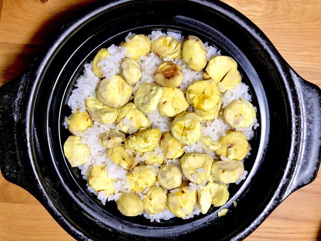 梶剛のインスタグラム：「香南アグリームで買ってきた栗で、栗ご飯やぁ！ 長生きしたいから初物食べるやぁ！  皮を剥くのが地獄の作業やったけど、美味いから良しとしよかぁ！  土鍋の栗ごはん最高٩( ᐛ )و  ‪#香川県‬ ‪#瀬戸内海‬ ‪#setouchi‬ ‪#栗ごはん‬」