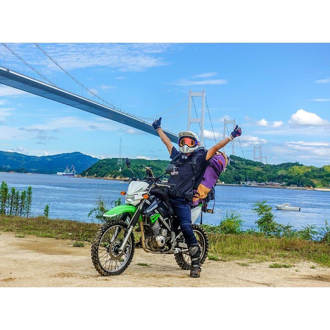 モロケンのインスタグラム：「指怪我して投稿タイミング逃したけどバイク旅の写真アアッｯｯプー！！！ . 写真は #しまなみ海道 !! #来島海峡大橋 大橋 のふもとで撮ったよ🏞🔥 . 今回のバイクはKLX125！そう！原動機付自転車なのである！. . つまり！ . しまなみ海道も歩行者とか自転車が通る道を走るのだッッ！！！車じゃあっという間に通過してしまうけど、このルートならゆっくりしまなみ海道を楽しめちゃう😻 . これが今回の旅の目的のうちの1つで、原付旅の最大のメリットであるのであるのだである。 . . . 通ってみた感想. . . 長え…ｪ . わりとガチな感想だと、僕が今住んでる天草諸島とそんな変わらんかった🙄 天草も島々にかかった橋を通るし… . ただ、しまなみ海道の場合それぞれの島にしっかり整備されたキャンプ場があったし、オシャレなカフェもたくさんあったし、大量のライダーがいたし、ライダーにとっては最高の場所やなと思った . 同じ日本だけど特殊な環境だから目新しいものが沢山あって楽しかった‼️ただ、原付で縦断は長かった😭 . #しまなみ海道  #klx125 . -----------. #バイク . #バイクのある風景 . #バイク好きな人と繋がりたい . #バイク旅 . #キャンプ . #キャンプ飯 . #キャンプギア . #日本一周 . #モロケン . #morokengo  #オーストラリア留学 . #機車 . #motorcycle . #오토바이 . #motocicleta . #Motorrad . #語るなら未来を .」