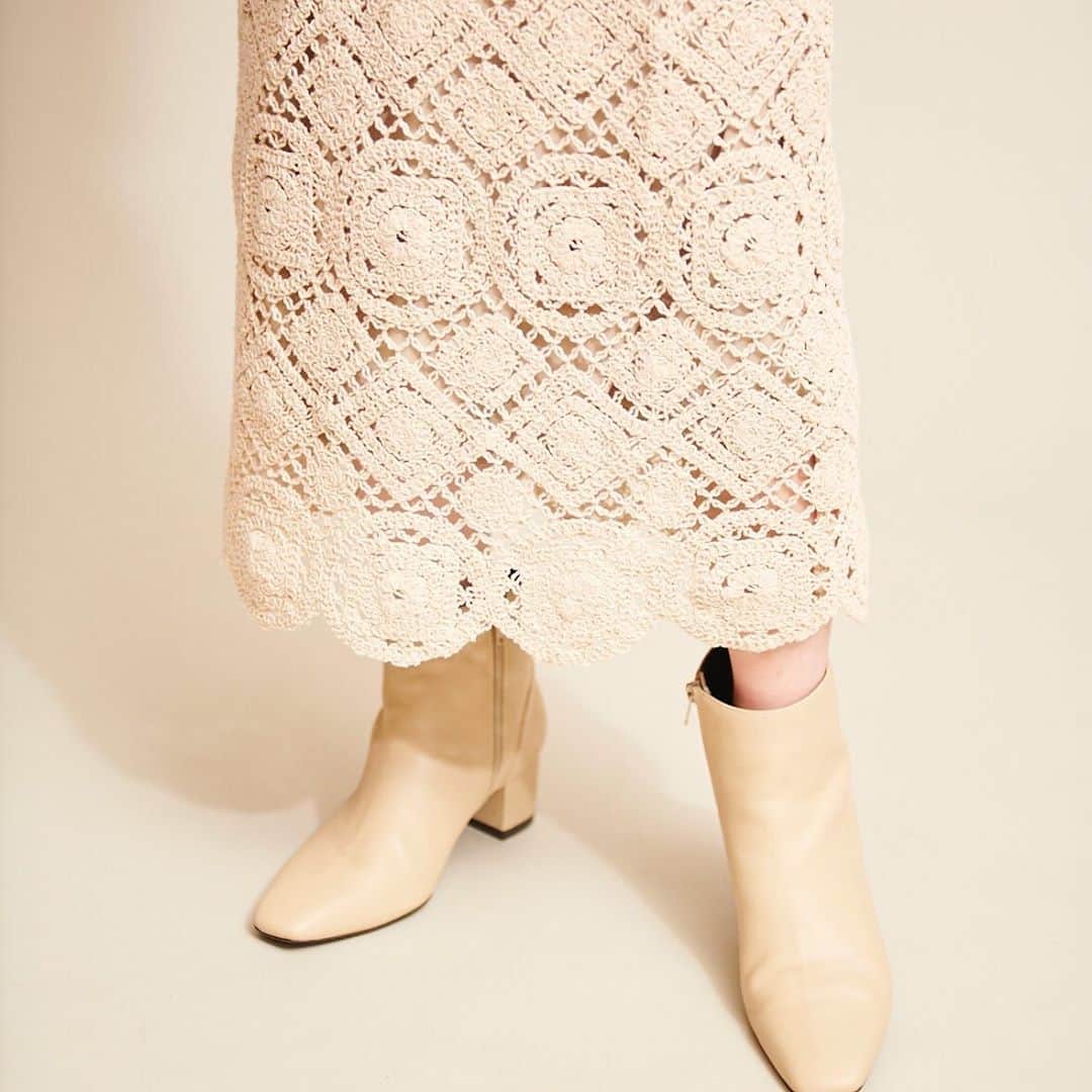 LOUNIE（ルーニィ）さんのインスタグラム写真 - (LOUNIE（ルーニィ）Instagram)「《LOUNIE 2020 Autumn》この秋の『主役スカート』。1枚で、コーデがほんのりロマンチックなムードに。ウエストはゴム仕様で着心地楽チン♪ ㅤㅤ Skirt(10533314)¥24000+tax ㅤㅤㅤㅤㅤㅤㅤㅤㅤㅤㅤㅤㅤㅤ #LOUNIE#lounie#ルーニィ#2020aw#fashion#agreable#スカートコーデ#刺繍スカート#ニットスカート#秋〜冬まで使える」9月22日 19時38分 - lounie_jp