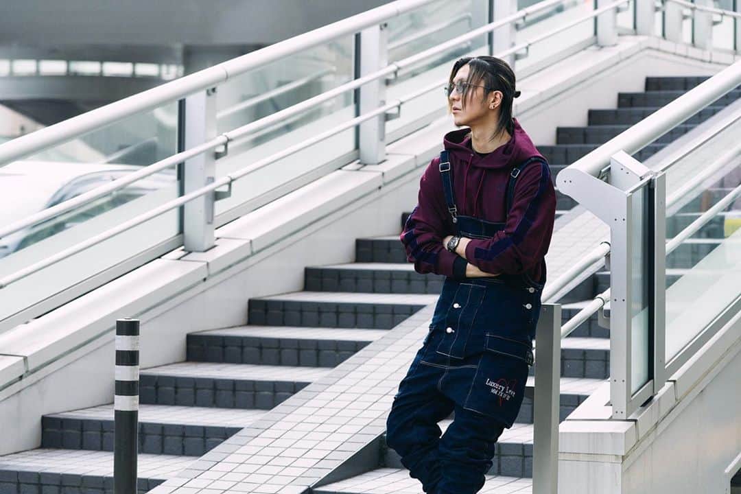 飯岡拓也のインスタグラム：「僕の撮ったふぉいくん！ プロデュースブランドのラグラブも撮影させて頂いてます！  #djふぉい #ふぉい #レペゼン地球」