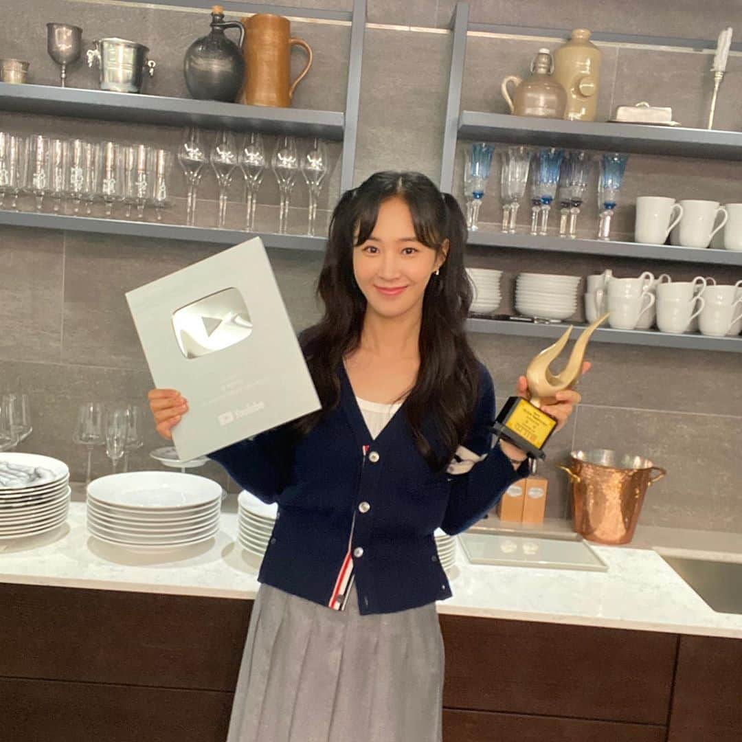 ユリ さんのインスタグラム写真 - (ユリ Instagram)「[유리한식탁] 경사났네 👩🏻‍🍳🎉  실버버튼 . 대한민국 예술문화인 대상-뉴미디어 부문 상 받았어요  요리를 좋아하고 사람들하고 나눠먹고 이야기하는게 즐거워서 만들게 된 유리한 채널의 유리한식탁 함께 해준 우리 편 , 좋은 레시피들 공유해 준 게스트들 ,그리고 🥟들 정말 고마워」9月22日 19時35分 - yulyulk