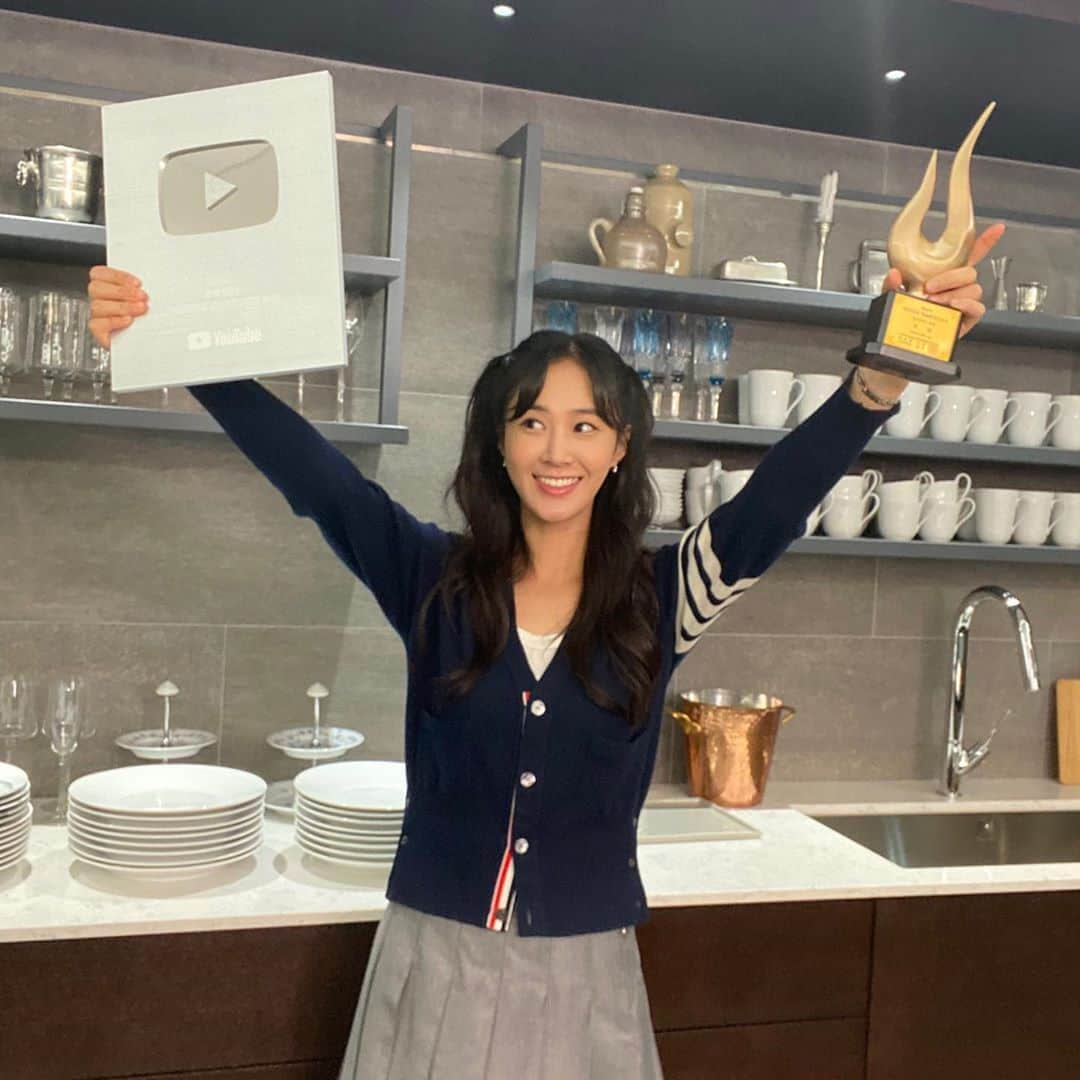 ユリ さんのインスタグラム写真 - (ユリ Instagram)「[유리한식탁] 경사났네 👩🏻‍🍳🎉  실버버튼 . 대한민국 예술문화인 대상-뉴미디어 부문 상 받았어요  요리를 좋아하고 사람들하고 나눠먹고 이야기하는게 즐거워서 만들게 된 유리한 채널의 유리한식탁 함께 해준 우리 편 , 좋은 레시피들 공유해 준 게스트들 ,그리고 🥟들 정말 고마워」9月22日 19時35分 - yulyulk