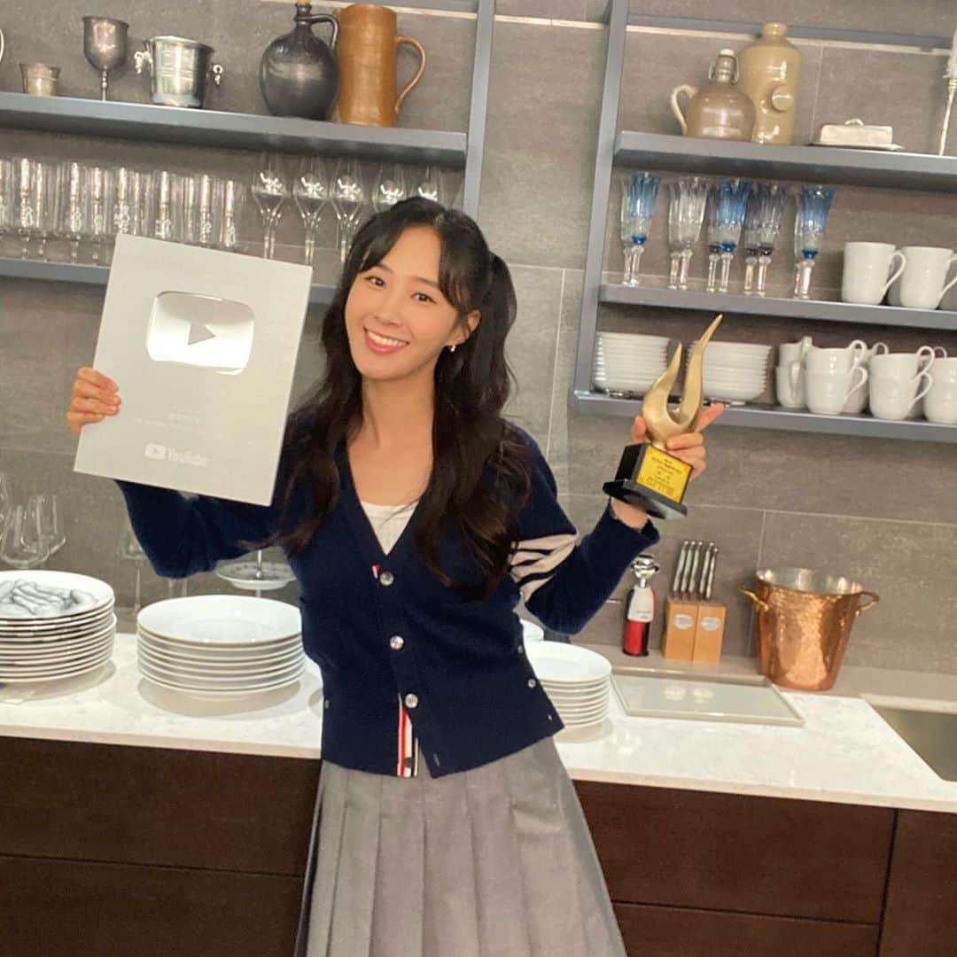 ユリ さんのインスタグラム写真 - (ユリ Instagram)「[유리한식탁] 경사났네 👩🏻‍🍳🎉  실버버튼 . 대한민국 예술문화인 대상-뉴미디어 부문 상 받았어요  요리를 좋아하고 사람들하고 나눠먹고 이야기하는게 즐거워서 만들게 된 유리한 채널의 유리한식탁 함께 해준 우리 편 , 좋은 레시피들 공유해 준 게스트들 ,그리고 🥟들 정말 고마워」9月22日 19時35分 - yulyulk