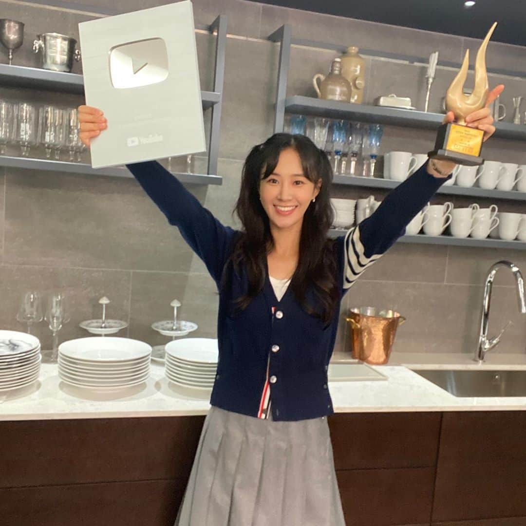 ユリ さんのインスタグラム写真 - (ユリ Instagram)「[유리한식탁] 경사났네 👩🏻‍🍳🎉  실버버튼 . 대한민국 예술문화인 대상-뉴미디어 부문 상 받았어요  요리를 좋아하고 사람들하고 나눠먹고 이야기하는게 즐거워서 만들게 된 유리한 채널의 유리한식탁 함께 해준 우리 편 , 좋은 레시피들 공유해 준 게스트들 ,그리고 🥟들 정말 고마워」9月22日 19時35分 - yulyulk