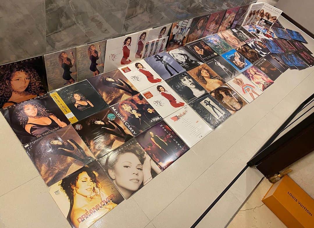 クォン・スンイルのインスタグラム：「30주년 재발매 LP들이 오기전에  그동안 모아왔던 LP 정리 ☺️  #머라이어캐리 #30주년 @mariahcarey  #MariahCarey #TheRarities  #MiMi #Lambily #Lambs #Vinyl #30thAnniversary #MC30」