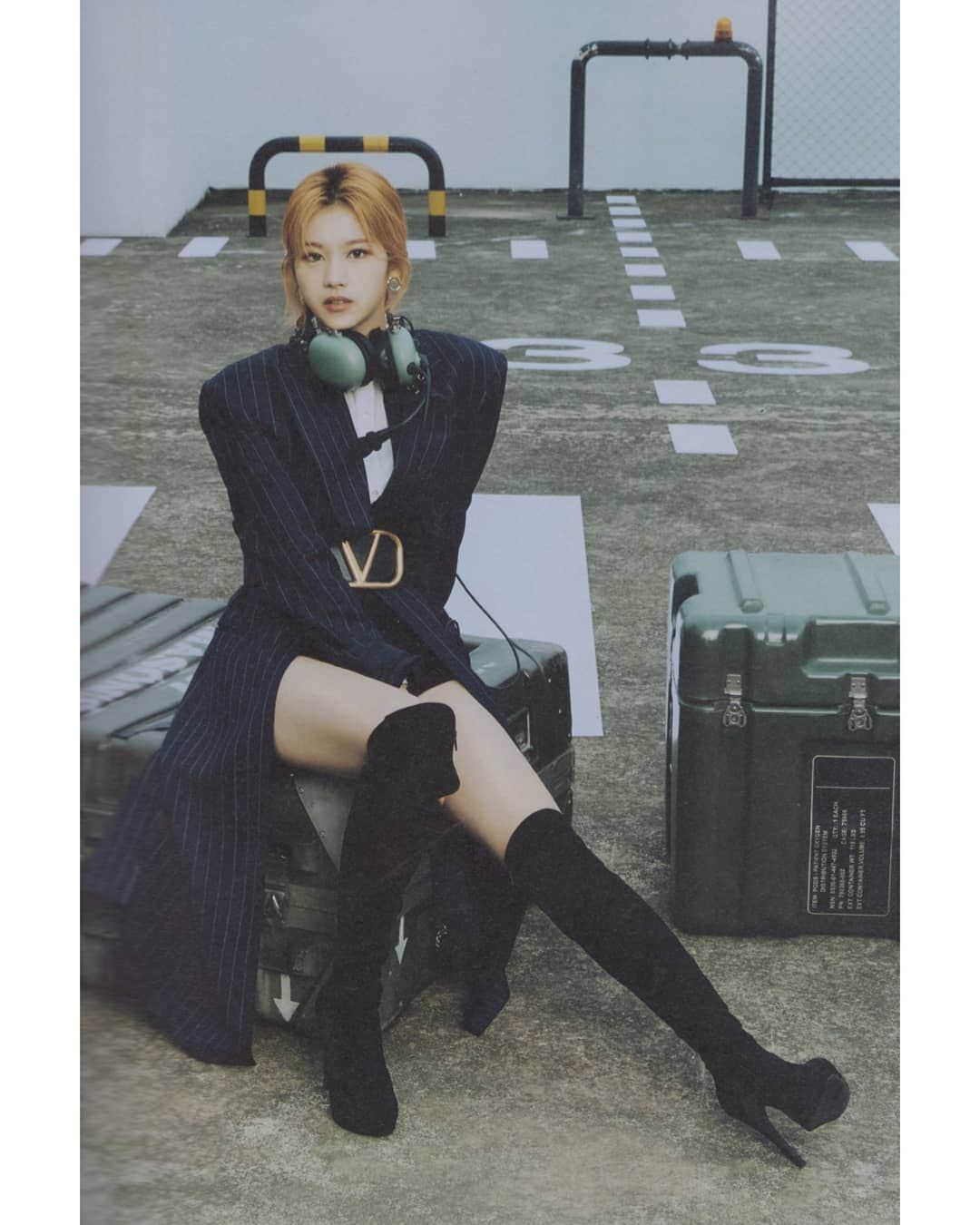 サナさんのインスタグラム写真 - (サナInstagram)「[SCAN] TWICE : World In A Day . Cr. Timetotwicee ーーーーーーーーーー Follow > @sana.twice.kr < . @twicetagram #TWICE#트와이스#ONCE#Sana#사나 #Nayeon#나연#Jeongyeon#정연#Momo#모모#Jihyo#지효#Mina#미나#Dahyun#다현#Chaeyoung#채영#Tzuyu#쯔위」9月22日 19時36分 - sana.twice.kr