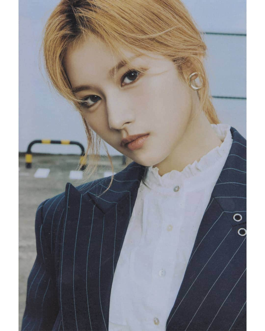 サナさんのインスタグラム写真 - (サナInstagram)「[SCAN] TWICE : World In A Day . Cr. Timetotwicee ーーーーーーーーーー Follow > @sana.twice.kr < . @twicetagram #TWICE#트와이스#ONCE#Sana#사나 #Nayeon#나연#Jeongyeon#정연#Momo#모모#Jihyo#지효#Mina#미나#Dahyun#다현#Chaeyoung#채영#Tzuyu#쯔위」9月22日 19時36分 - sana.twice.kr