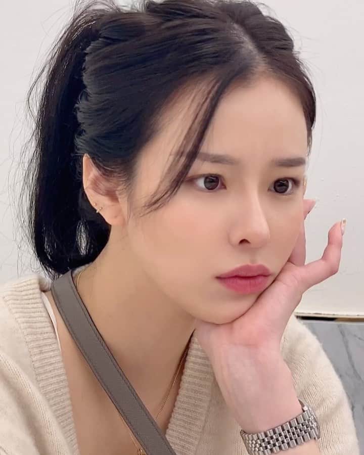 クォン・スジョンのインスタグラム：「추석 선물 고민.... 다들 선물로 뭐하시나요? #재능 #사팔뜨기 🤫」