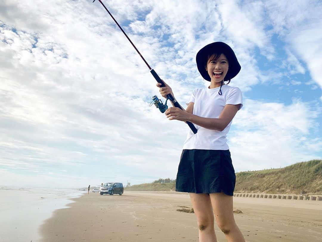 河谷麻瑚さんのインスタグラム写真 - (河谷麻瑚Instagram)「. 先週、夏休みをいただきました！ . 写真は、夏休み初日に、 千里浜で釣りをしたときのもの😊 キスを狙っていたのですが、、、 4時間くらい粘って、1匹も釣れなかったです😣 何回も、竿を投げたくなりました😩😩 釣り、難しい・・・😖💓💓 . 人工エサ(イソメ)をつけているんですが、やっぱり青虫じゃないとダメなんですかね？！ . 近々リベンジします😩🙆‍♂️❤️ . . 9月ももう少しで終わり。 引き続き宜しくお願いします🥺❤️ . #石川テレビ#アナウンサー#河谷麻瑚#釣り#千里浜なぎさドライブウェイ #浜釣り#ボウズ#釣りガール#夏休み」9月22日 19時36分 - makokawatani