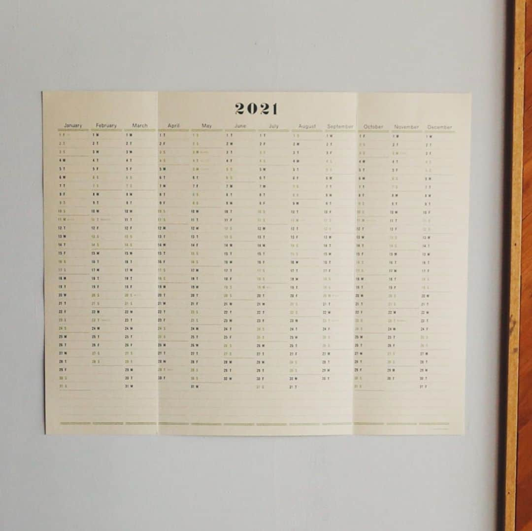 nostos booksさんのインスタグラム写真 - (nostos booksInstagram)「◯新入荷『One Year Wall Calendar 2021』﻿ ﻿ 今年もPOSTALCOのOne Year Wall Calendarが入荷しました。﻿ 毎年色が違うのも楽しみなこちらのカレンダー。2021年版は、テニスコートと芝生のグリーンをイメージした２色のグリーンで印刷されています。﻿ ﻿ グリーンにはゴーサインの意味もあるそう。「過去を見直しながら、先のことを前向きにプランしていってほしい」というPOSTALCOのメッセージを感じられます。﻿ ﻿ 月割り、週割りではなく、1年という大きな流れで予定を立てることができるカレンダーなのですが、1日ごとにメモを書き込める余白もあるので、誕生日や記念日など特別な日だってすぐに分かります。﻿ ﻿ 壁に貼って、家族とスケジュールのシェアに使うのもおすすめですよ。﻿ ﻿ 商品ページは商品タグからご覧ください。﻿ -------------------﻿ 現在実店舗は、土日祝のみの営業とさせていただいております。﻿ オンラインストアは平日も通常通り営業しておりますので、ぜひご覧ください。﻿ ﻿ 店内で安心してご覧いただくために、入店人数を4名に制限しています。休日のご来店は完全予約制ではありませんが、大変混み合いますので、ご来店の際はぜひ事前にご予約ください。﻿ 下記をご確認のうえ、オンラインストアの予約フォーム、またお電話やメールにてご連絡ください。﻿ ﻿ ・ご来店日時﻿ （※混雑時はご利用時間を1時間とさせていただく場合がございます）﻿ 下記の時間帯からお選びください。﻿ 13〜14時﻿ 14〜15時﻿ 15〜16時﻿ 16〜17時﻿ 17〜18時﻿ ﻿ ・ご予約名﻿ ・人数﻿ ・お電話番号﻿ ﻿ ご予約はこちらから▼﻿ TEL：03-5799-7982﻿ Mail：info@nostos.jp﻿ ﻿  ---------------------」9月22日 19時36分 - nostosbooks