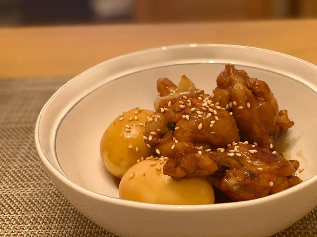 宮本侑芽のインスタグラム：「らったった〜 手羽元と卵とニンニクの甘辛煮🍗 照りを出したいのでみりんを後入れするのが🙆‍♀️  んんんまーーーー！  お皿ACTUSでかったお気に入り♡  #侑飯 #宮本侑芽」