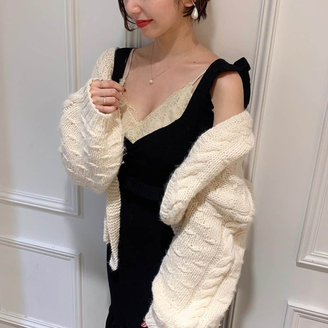 デイシーさんのインスタグラム写真 - (デイシーInstagram)「. 👗𝐬𝐭𝐚𝐟𝐟 𝐜𝐨𝐨𝐫𝐝𝐢𝐧𝐚𝐭𝐞👒  ▶︎大阪店スタッフのリアルコーディネート❤︎  ☑︎フリルニットセットワンピース ¥20,000+tax  リブニットとニットキャミワンピの、 着回し抜群なセットアイテム♩  ニットキャミワンピースのインナーに サテンレースキャミを合わせて、 ざっくりガーデを羽織るちょっぴり大人なスタイル…♡  ୨୧┈┈┈┈┈┈┈┈┈┈┈┈┈┈┈୨୧  【通常営業時間】﻿ 月〜土：11:00〜21:00﻿ 日：11:00〜20:00﻿  DEICY 大阪店﻿ ☎︎06-6372-1325﻿  ■なお、お客様に安心して﻿ お買物をしていただけるよう、﻿ 新型コロナウィルス感染拡大防止策を﻿ 講じた上で営業いたします。﻿ ﻿ ご来店いただくお客様には﻿ ご不便をおかけすることもございますが、﻿ 何卒ご理解・ご協力を賜りますよう﻿ 心よりお願い申し上げます。﻿ ﻿  ୨୧┈┈┈┈┈┈┈┈┈┈┈┈┈┈┈୨୧  #deicy #mecouture #deicyosaka #fashion #coordinate #ootd #white #autumn #2020aw #instagood #instafashion #デイシー #ミークチュール #ファッション #コーデ #コーディネート #ホワイトコーデ #ワントーンコーデ #秋服 #梅田エスト #梅田est #モノトーン #モノトーンコーデ #白黒コーデ #白黒 #カーディガン #ニットワンピース #ニットワンピ #キャミワンピ #バックデザイン」9月22日 19時37分 - deicy_official